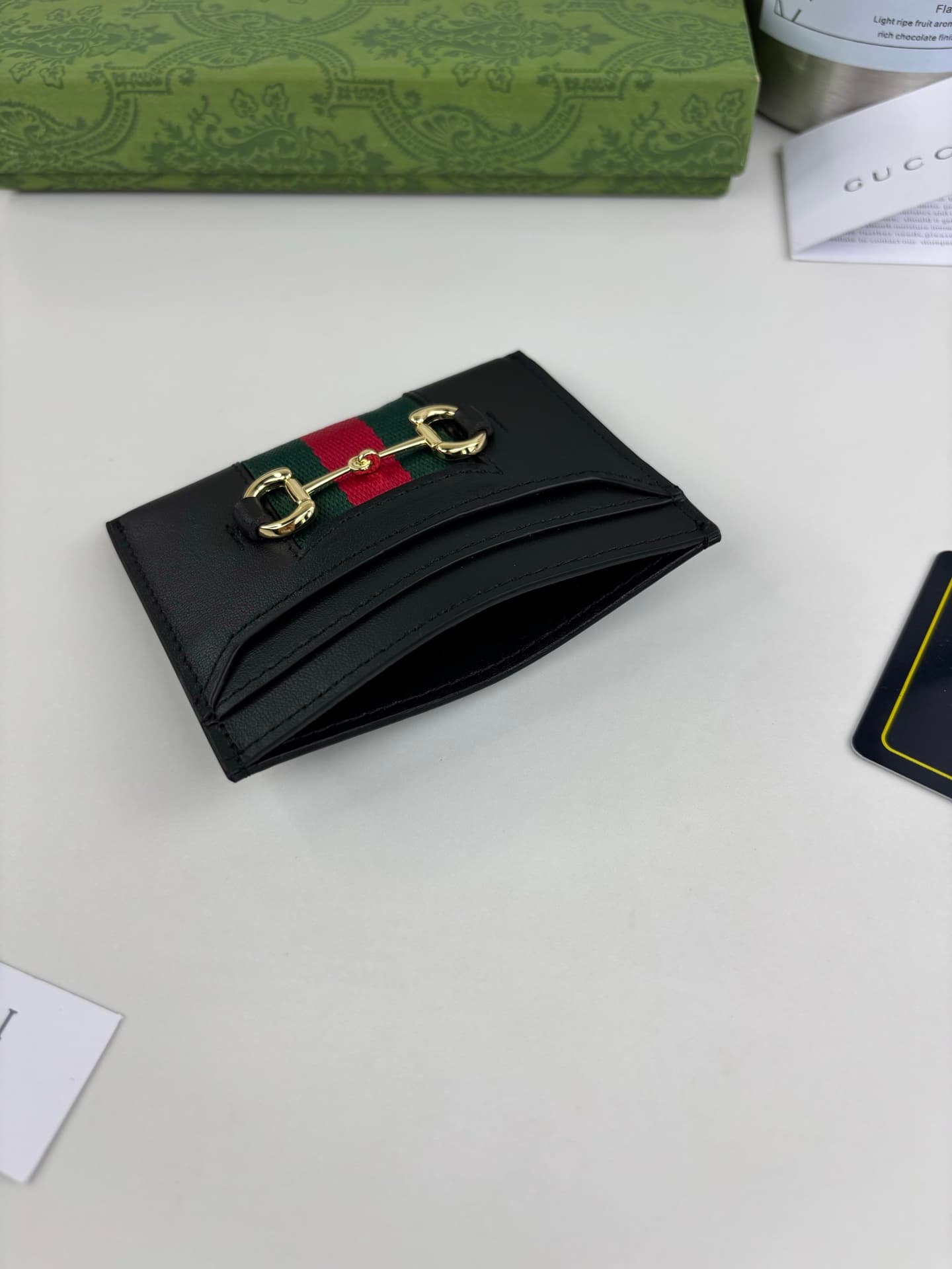 C3967 The Gucci Generation collection delves into the brand’s collectible elements, blending designs from different generations into a cohesive aesthetic narrative. The small accessories feature a tribute to horsehead buckles, integrating iconic details w — image 3