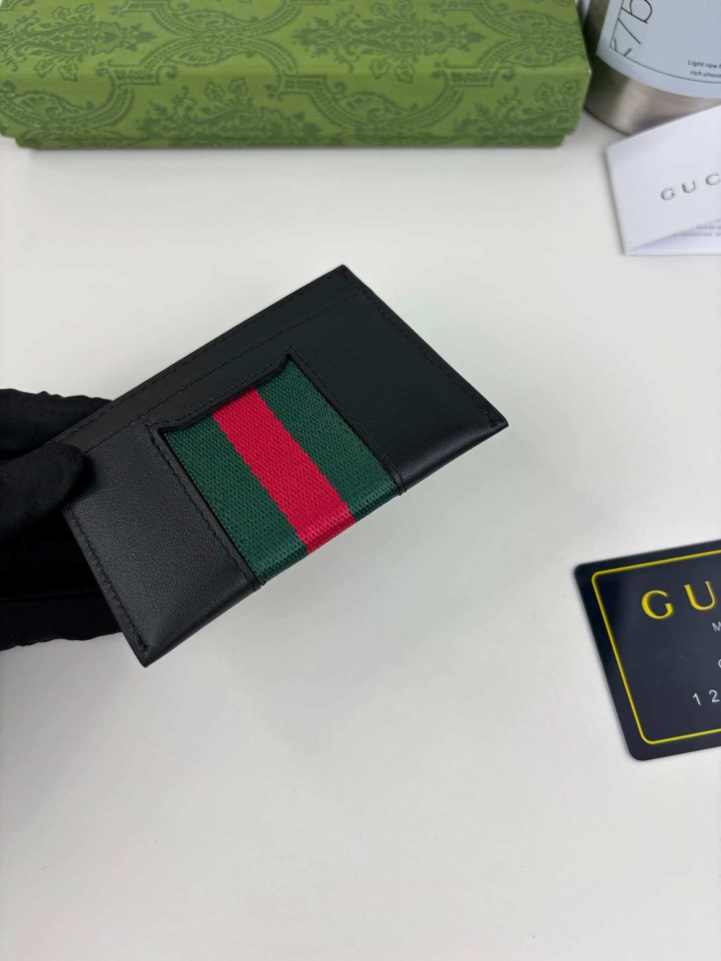 C3967 The Gucci Generation collection delves into the brand’s collectible elements, blending designs from different generations into a cohesive aesthetic narrative. The small accessories feature a tribute to horsehead buckles, integrating iconic details w — image 6