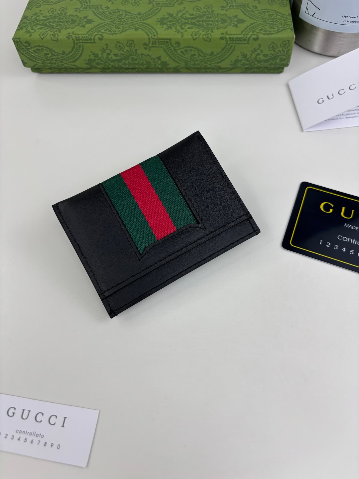 C3967 The Gucci Generation collection delves into the brand’s collectible elements, blending designs from different generations into a cohesive aesthetic narrative. The small accessories feature a tribute to horsehead buckles, integrating iconic details w — image 5