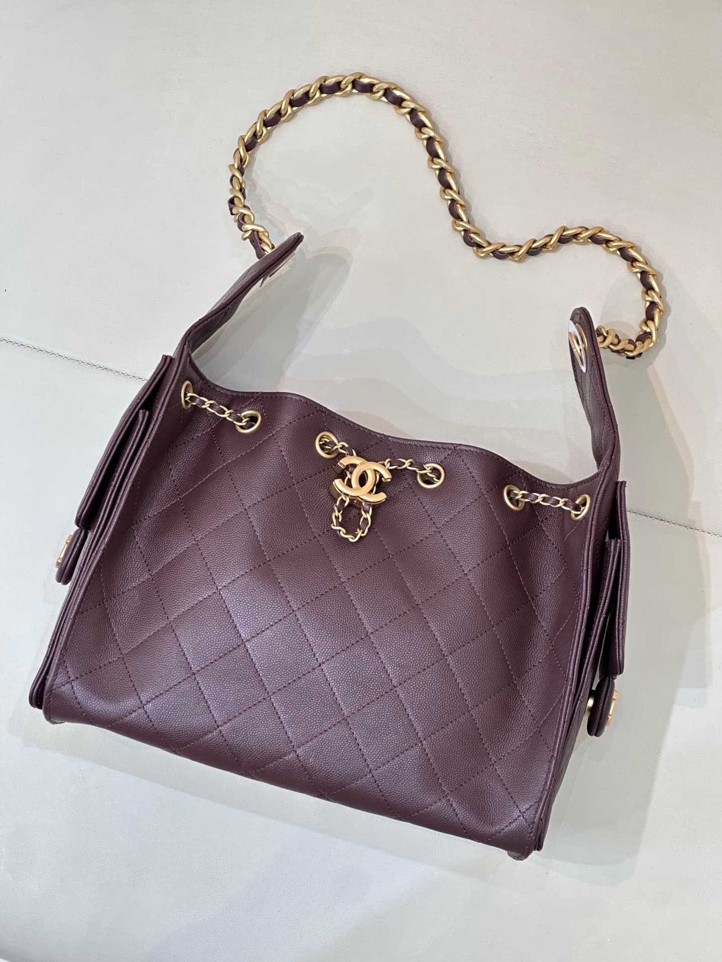 C719 5293 It’s always a pleasant surprise when Chanel introduces new products, and this year is no exception! The bags in Chanel’s early spring collection, 25C, have reached even higher levels of aesthetics. — image 3