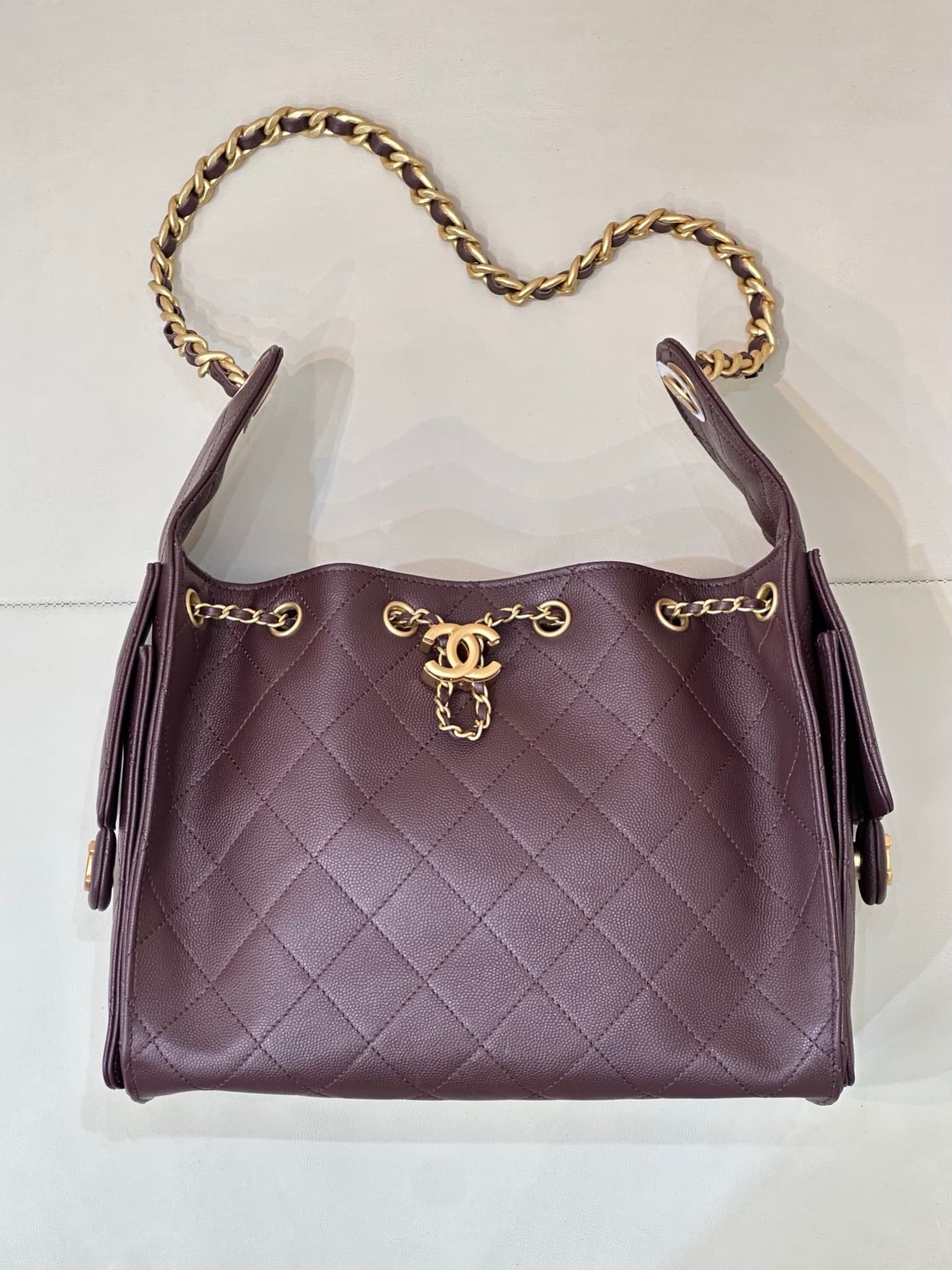 C719 5293 It’s always a pleasant surprise when Chanel introduces new products, and this year is no exception! The bags in Chanel’s early spring collection, 25C, have reached even higher levels of aesthetics. — image 2