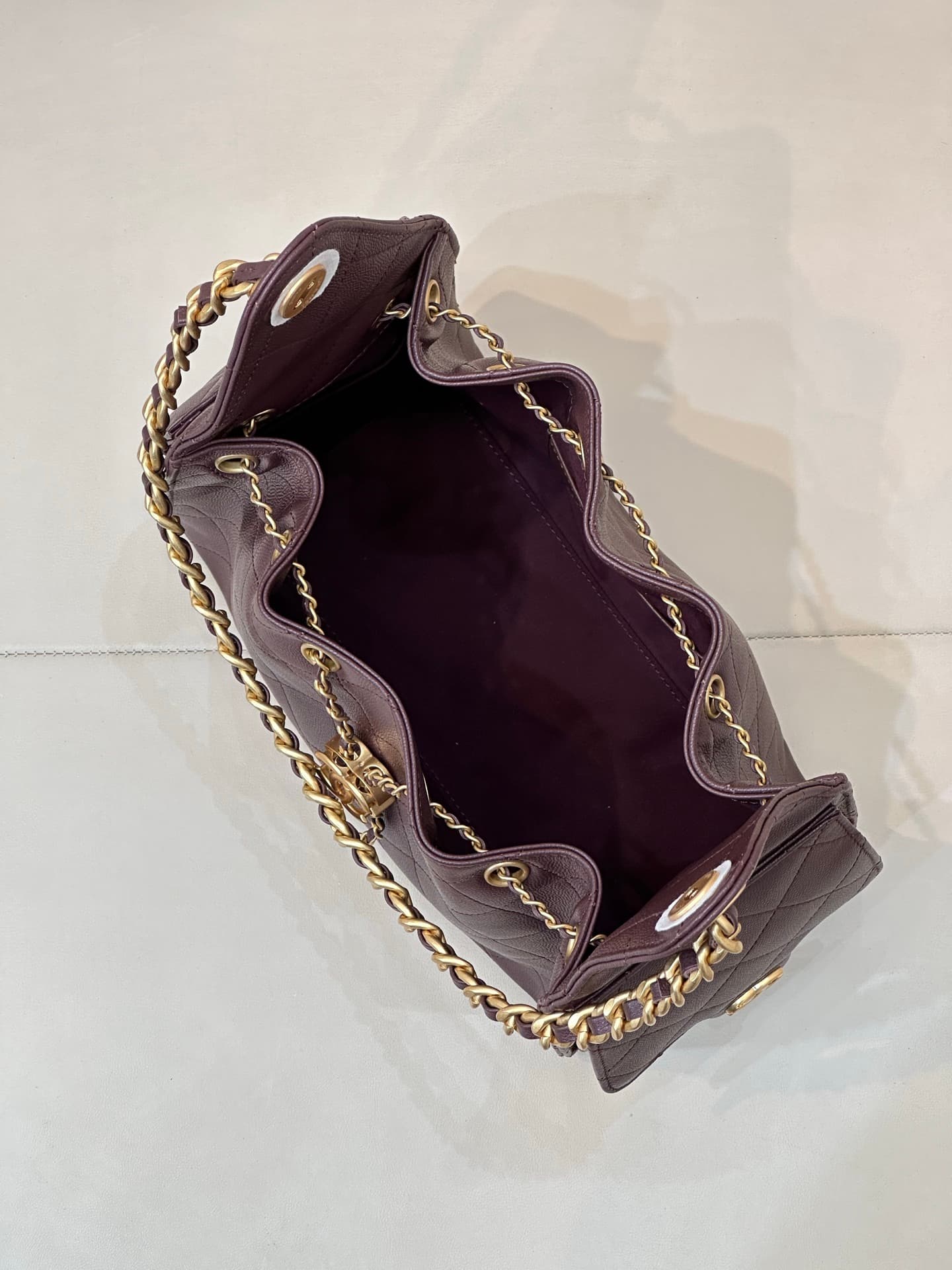 C719 5293 It’s always a pleasant surprise when Chanel introduces new products, and this year is no exception! The bags in Chanel’s early spring collection, 25C, have reached even higher levels of aesthetics. — image 8