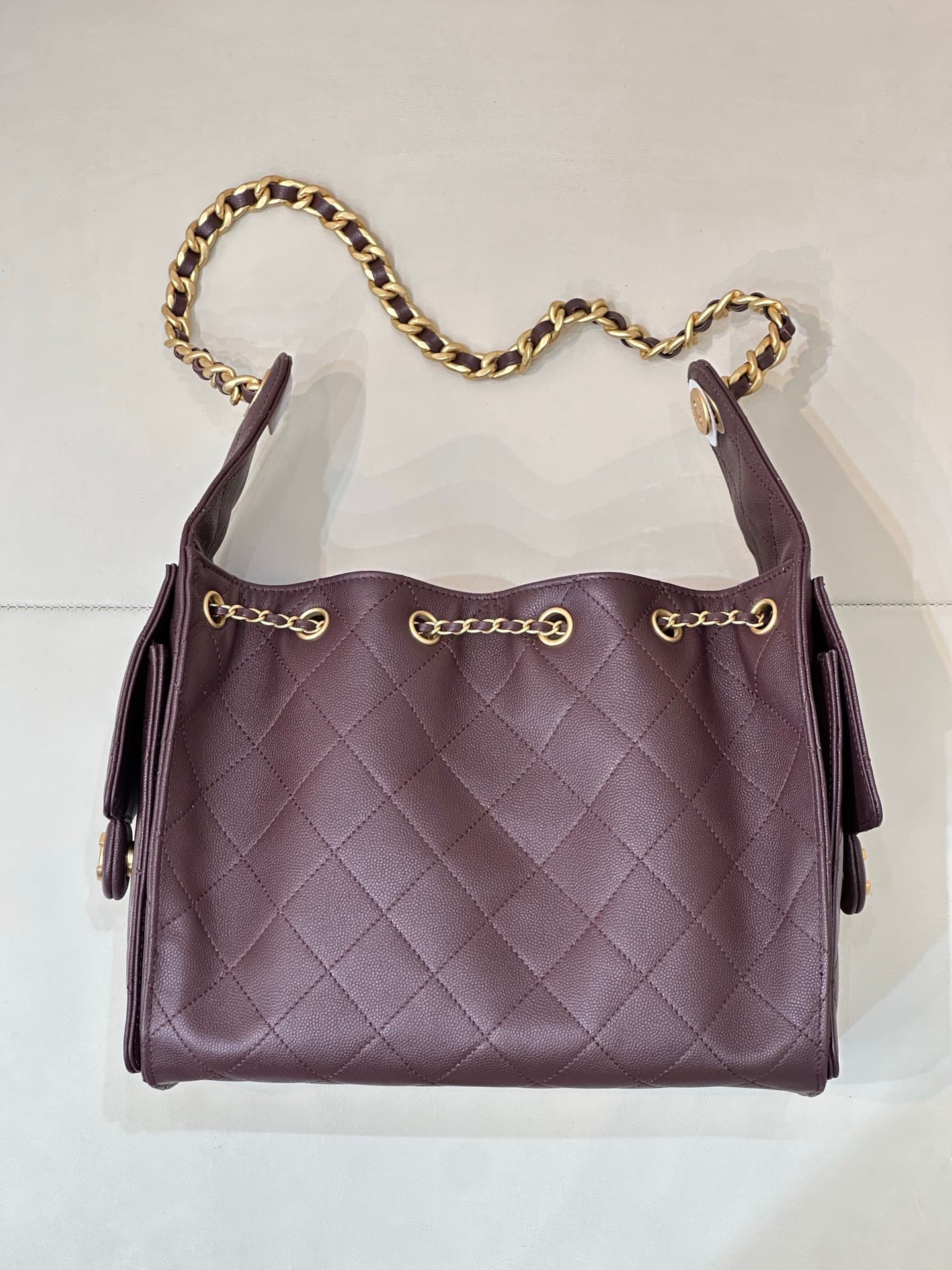 C719 5293 It’s always a pleasant surprise when Chanel introduces new products, and this year is no exception! The bags in Chanel’s early spring collection, 25C, have reached even higher levels of aesthetics. — image 6