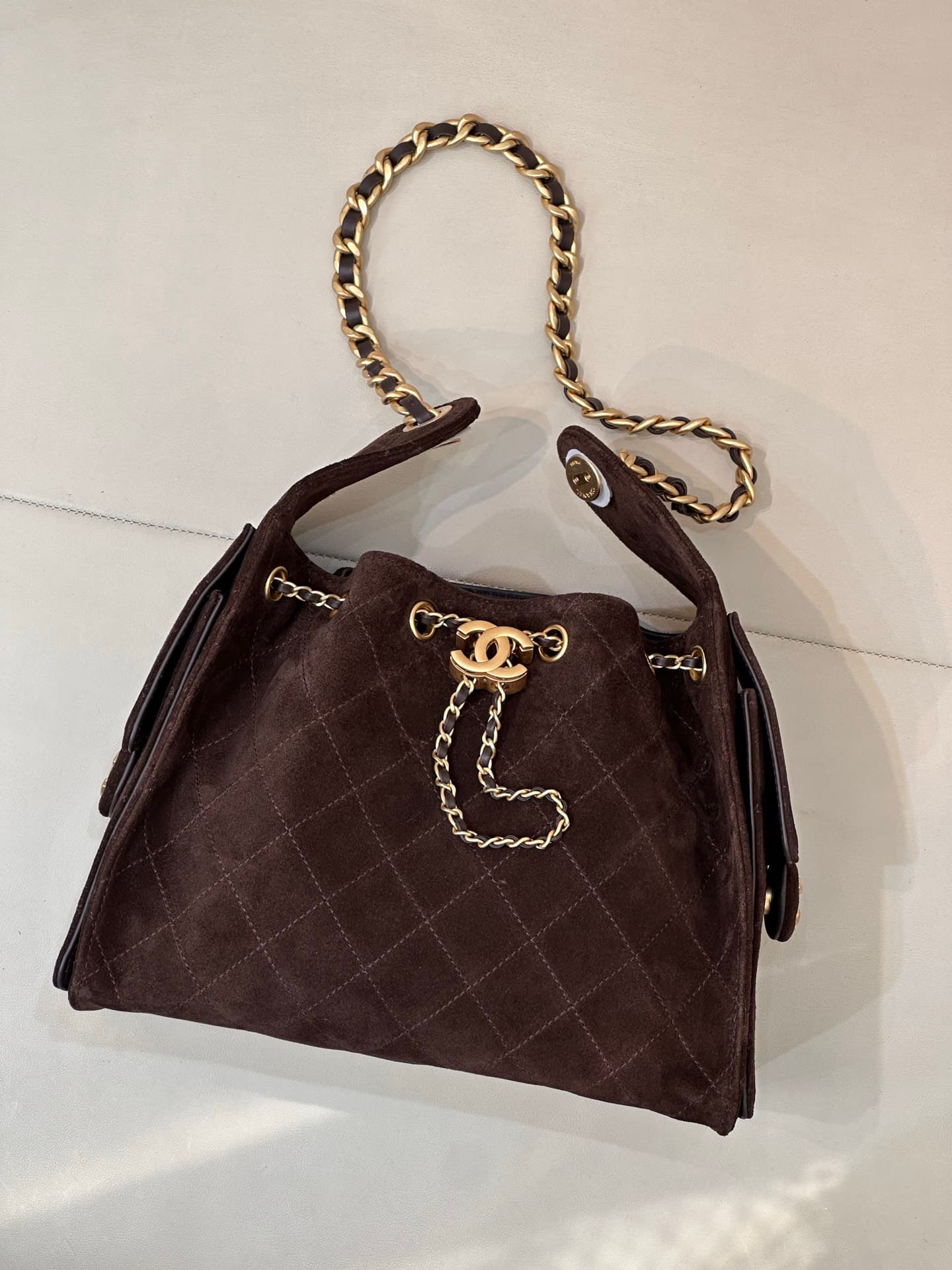 C720 5293 It’s always a pleasant surprise when Chanel introduces new products, and this year is no exception! The looks of Chanel’s 25C spring collection bags have reached an even higher level. — image 2