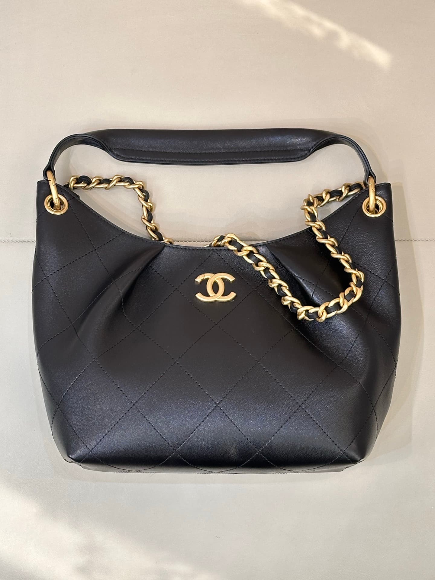 C712 5970 CHANEL 26C – The new early spring Hobo backpack. As soon as it was released, it became impossible to find in stock! — image 4