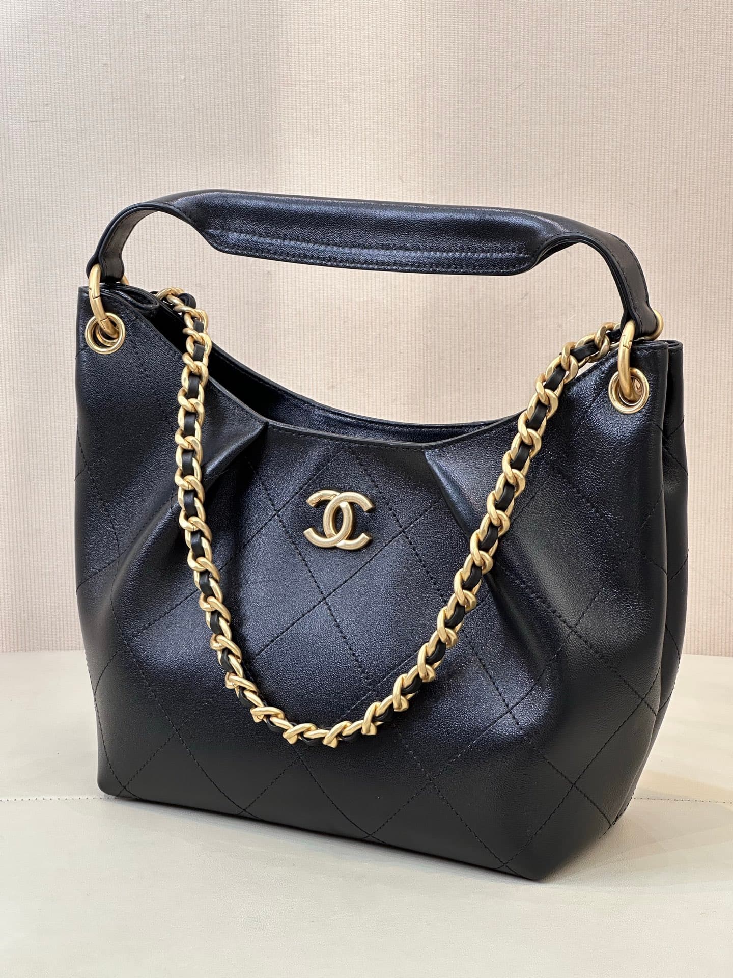 C712 5970 CHANEL 26C – The new early spring Hobo backpack. As soon as it was released, it became impossible to find in stock! — image 5
