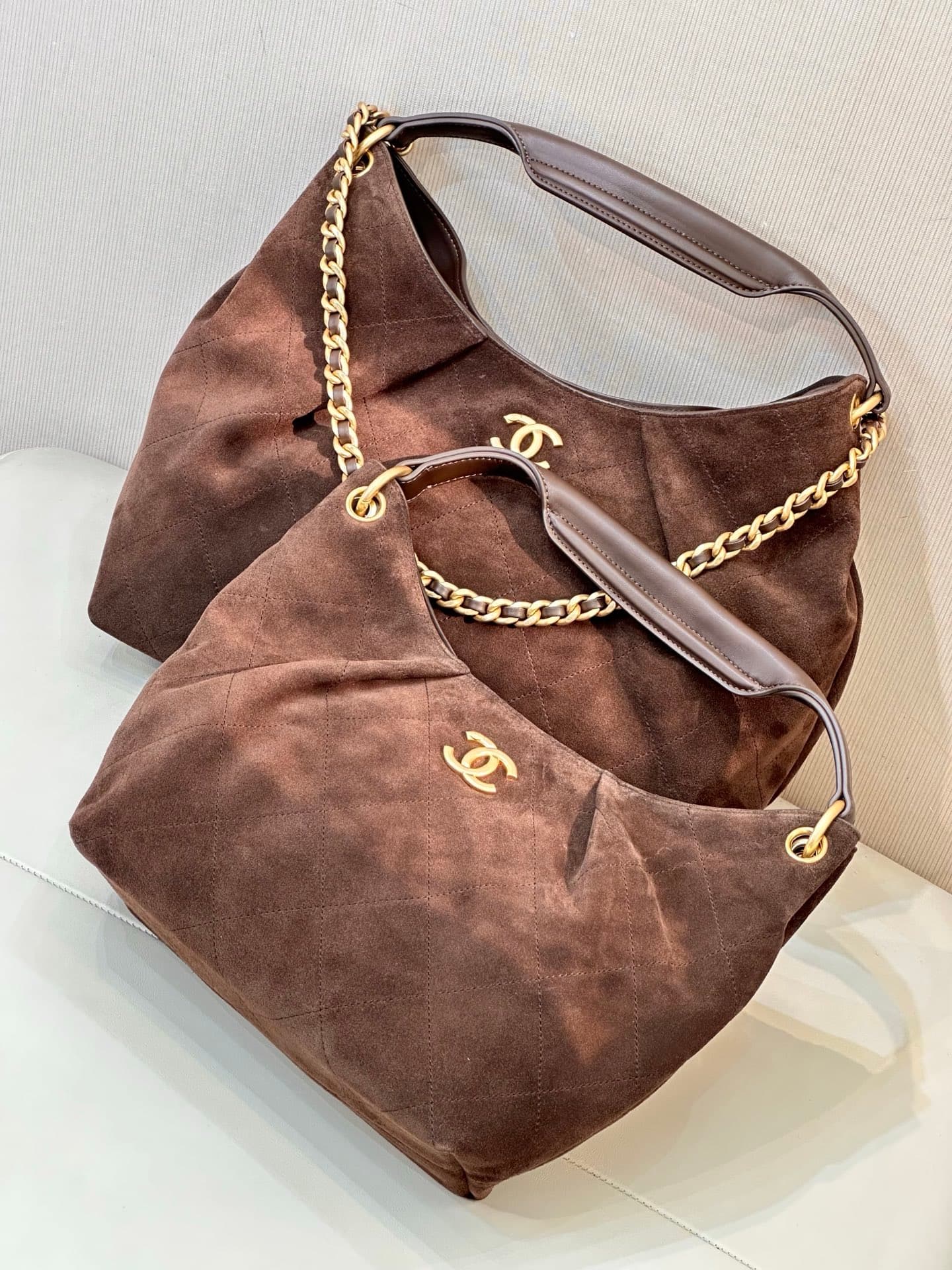 C713 5970/5978 CHANEL 26C – The new early spring model of the Hobo hippie bag. It’s guaranteed to run out of stock as soon as it’s released! — image 3