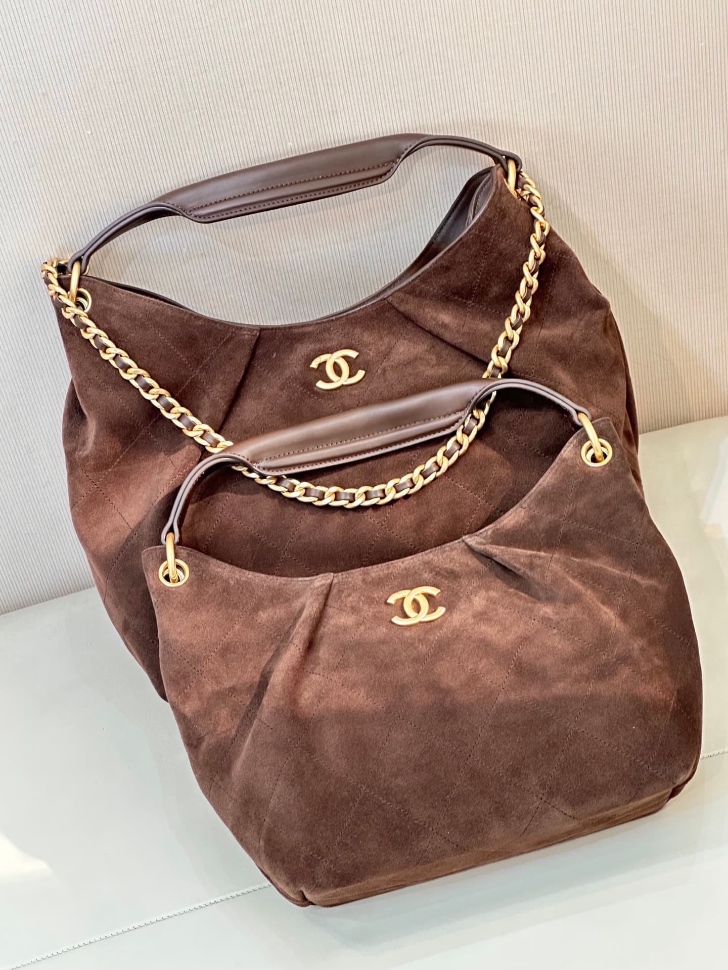 C713 5970/5978 CHANEL 26C – The new early spring model of the Hobo hippie bag. It’s guaranteed to run out of stock as soon as it’s released! — image 2