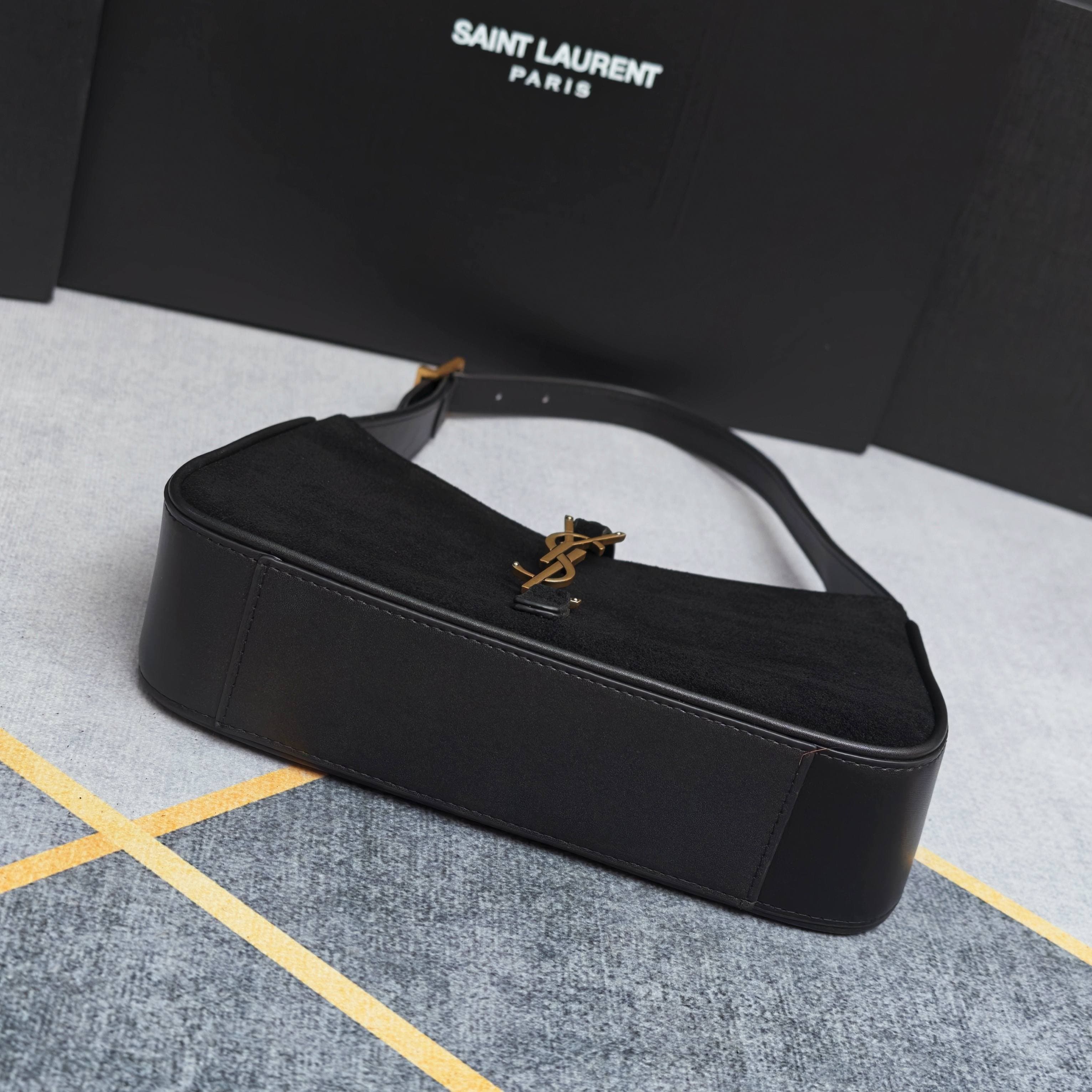 C8548 .657228 – Matte black bag with Le5A7 design. A must-have bag this year! Simple design with a metal logo; adjustable shoulder strap. Elegant and high-class in appearance. Lightweight and easy to pair with other items. Super beautiful! The bag has amp — image 4