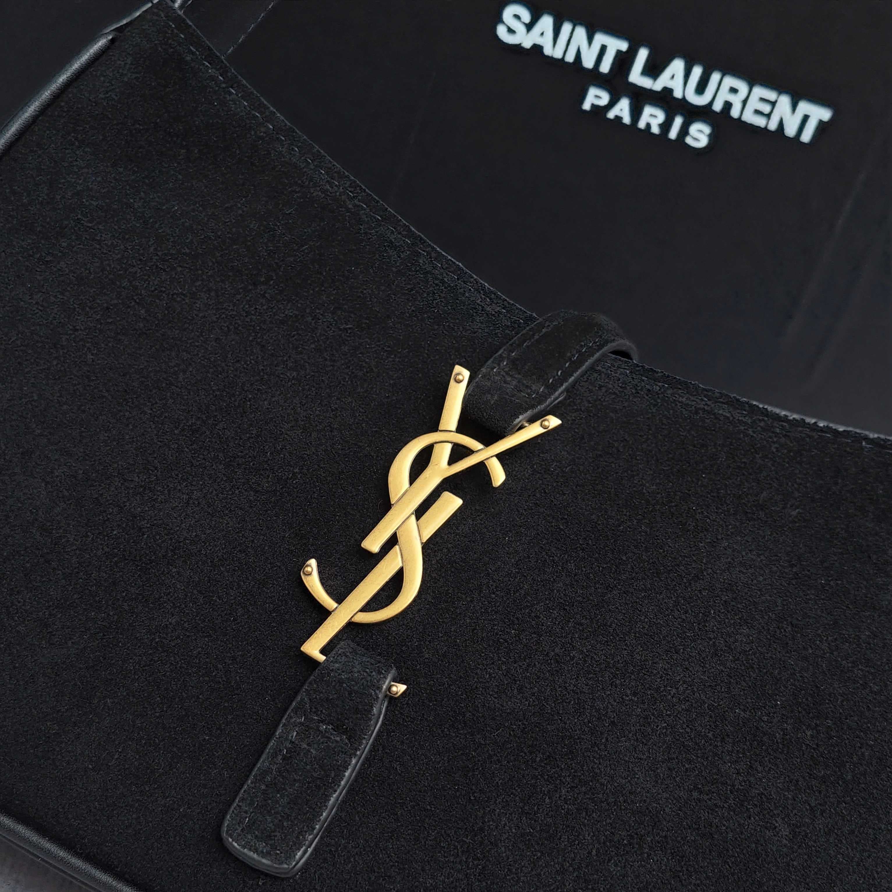 C8548 .657228 – Matte black bag with Le5A7 design. A must-have bag this year! Simple design with a metal logo; adjustable shoulder strap. Elegant and high-class in appearance. Lightweight and easy to pair with other items. Super beautiful! The bag has amp — image 5
