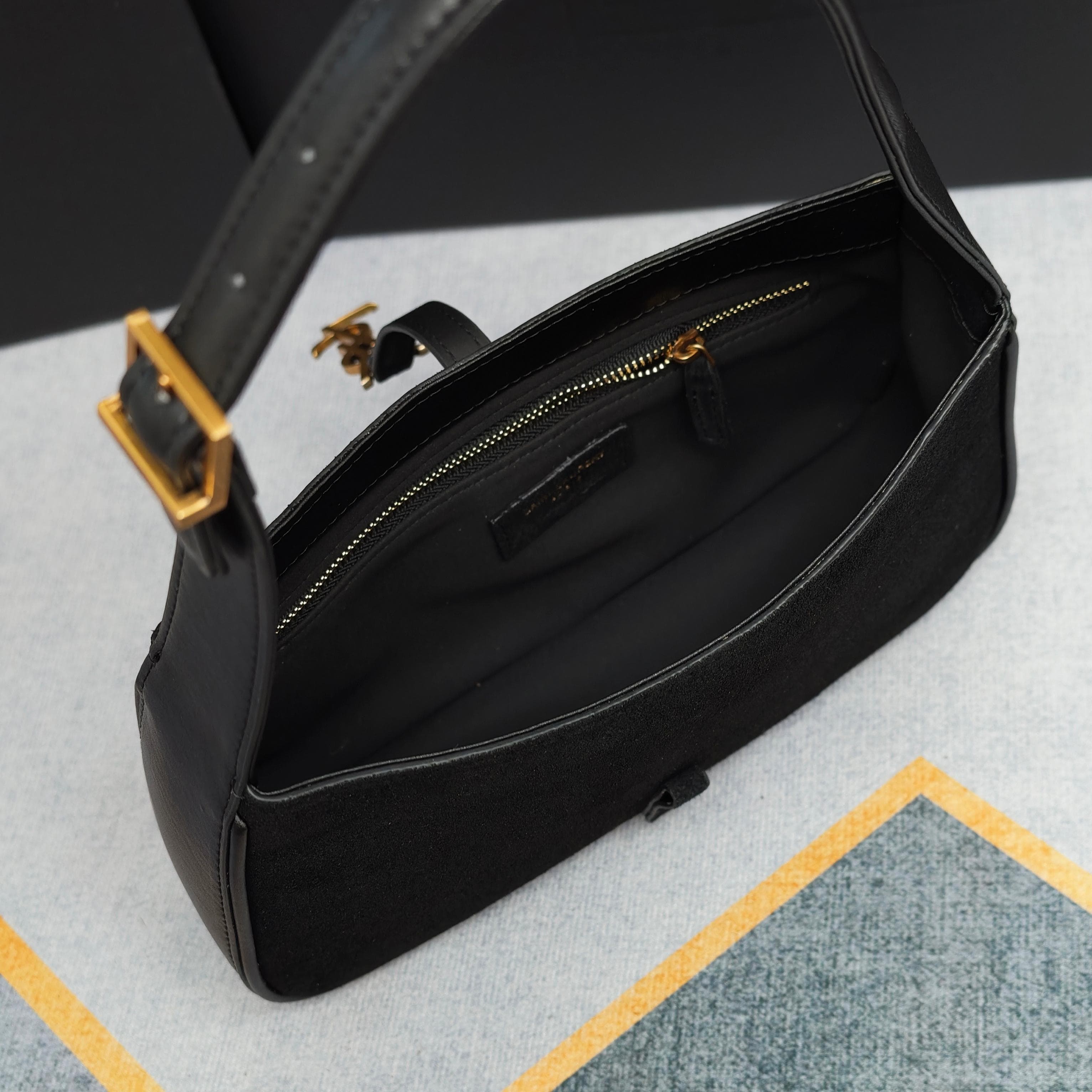 C8548 .657228 – Matte black bag with Le5A7 design. A must-have bag this year! Simple design with a metal logo; adjustable shoulder strap. Elegant and high-class in appearance. Lightweight and easy to pair with other items. Super beautiful! The bag has amp — image 8