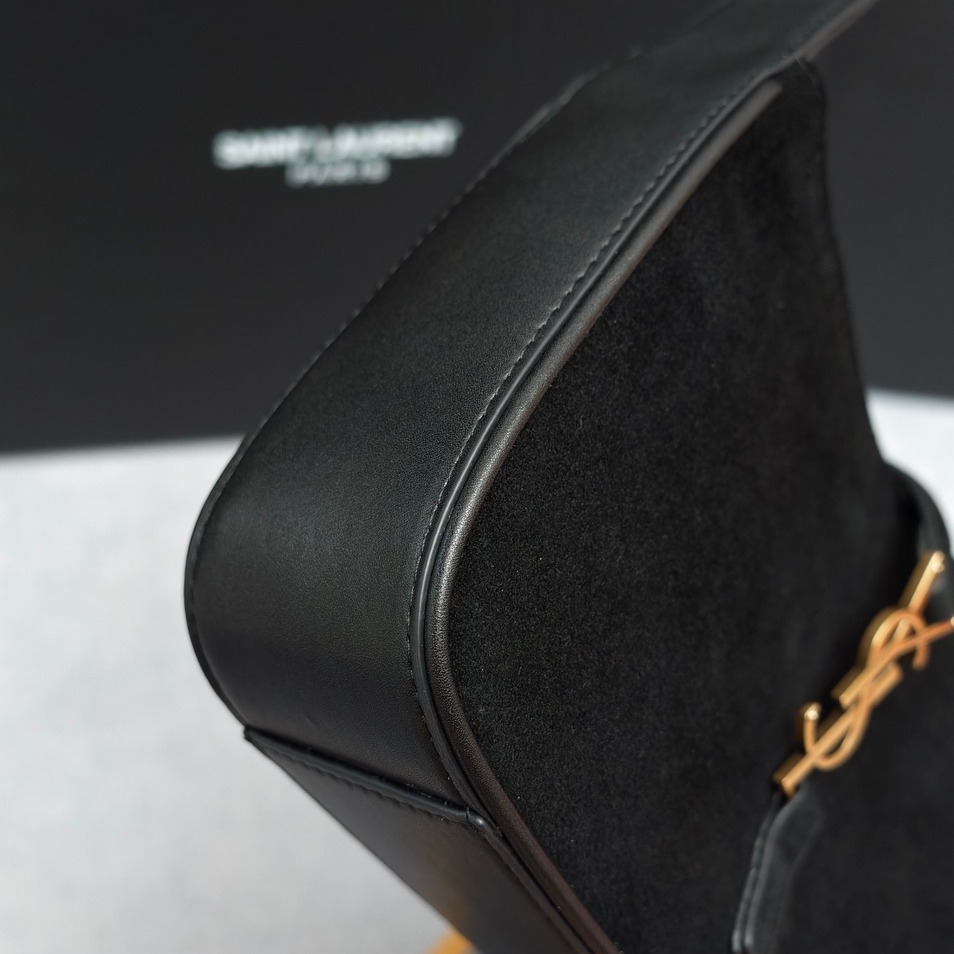 C8548 .657228 – Matte black bag with Le5A7 design. A must-have bag this year! Simple design with a metal logo; adjustable shoulder strap. Elegant and high-class in appearance. Lightweight and easy to pair with other items. Super beautiful! The bag has amp — image 7