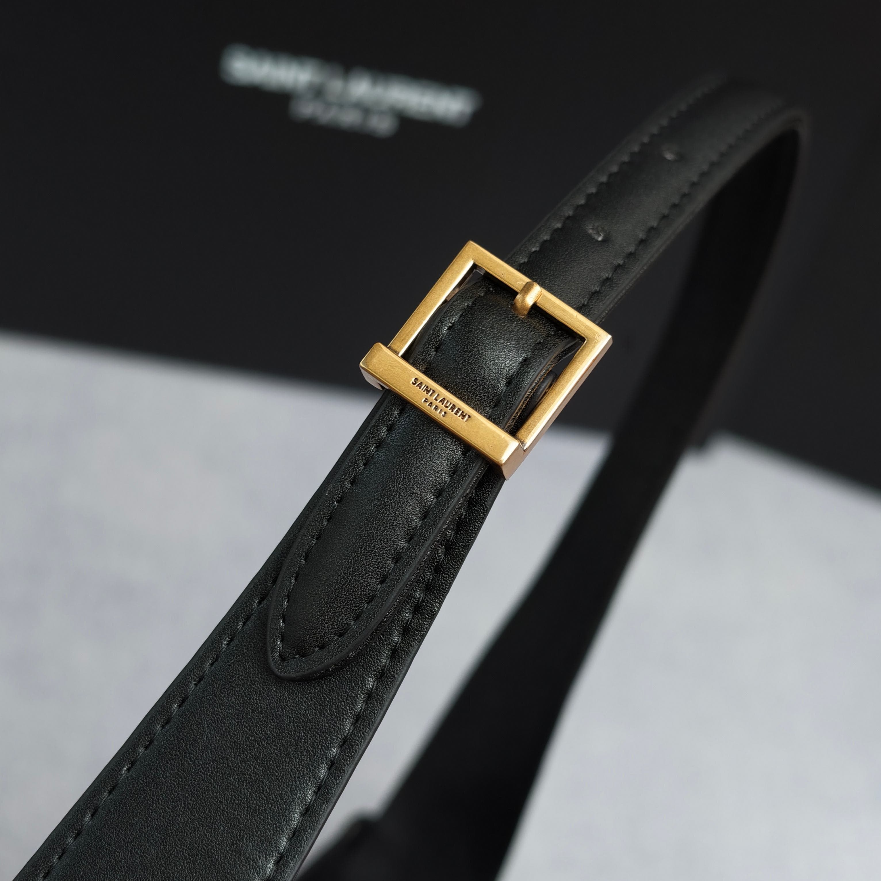 C8548 .657228 – Matte black bag with Le5A7 design. A must-have bag this year! Simple design with a metal logo; adjustable shoulder strap. Elegant and high-class in appearance. Lightweight and easy to pair with other items. Super beautiful! The bag has amp — image 6