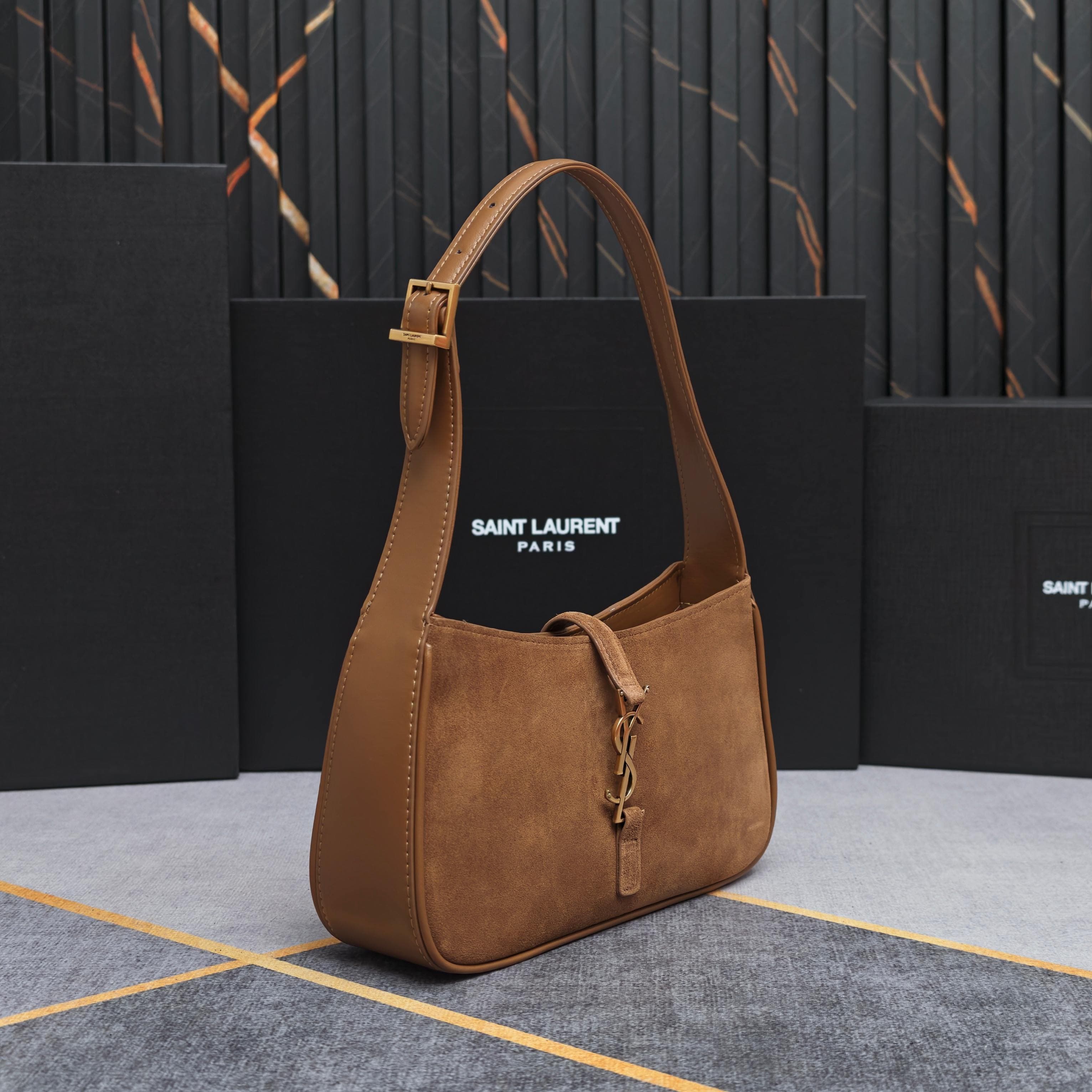 C8546 .657228 – Matte black outer bag with Le5A7 bag. Highly recommended! One of this year’s best bags! Simple design with a metal logo; adjustable shoulder strap. Clean, elegant, and sophisticated. Lightweight and easy to pair with other items. Absolutel — image 2