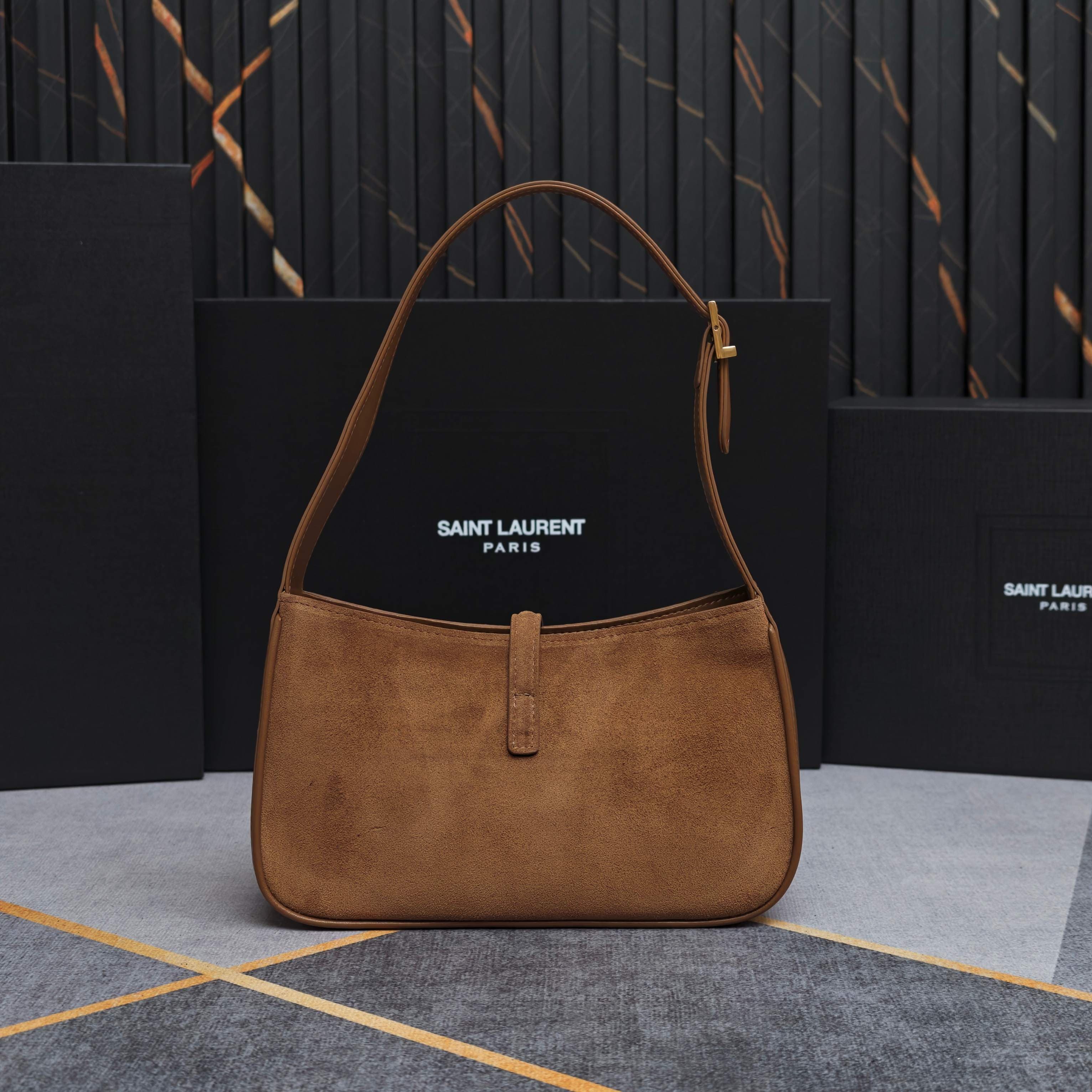 C8546 .657228 – Matte black outer bag with Le5A7 bag. Highly recommended! One of this year’s best bags! Simple design with a metal logo; adjustable shoulder strap. Clean, elegant, and sophisticated. Lightweight and easy to pair with other items. Absolutel — image 3