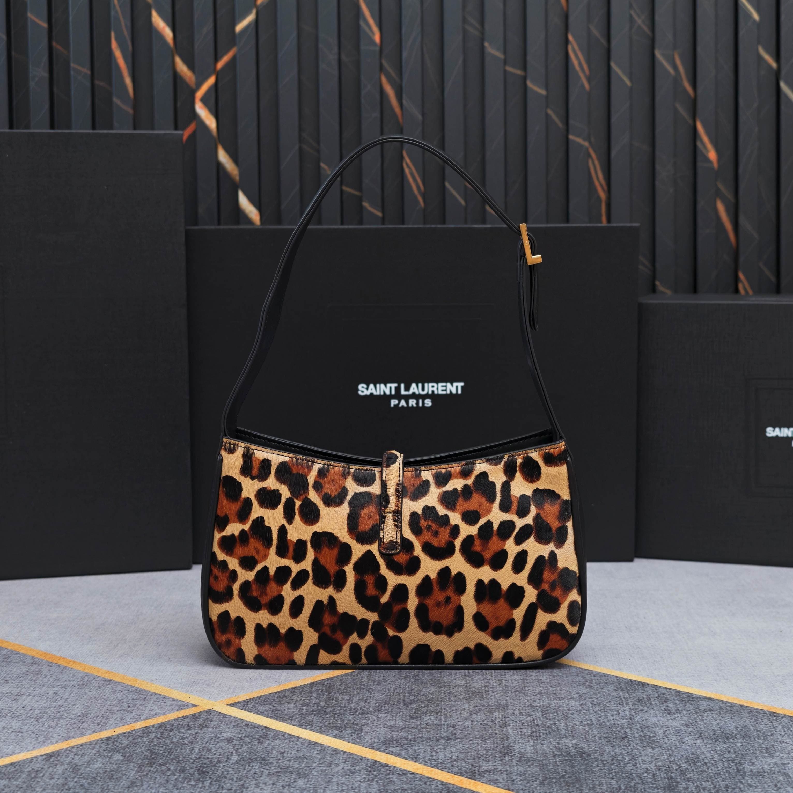 C8545 .657228 – Matte black lower cover, Le5A7 Bag. Highly recommended! One of this year’s best bags! Simple design with a metal logo; adjustable shoulder strap. Elegant and sophisticated in appearance. Lightweight and easy to combine with other items. It — image 3