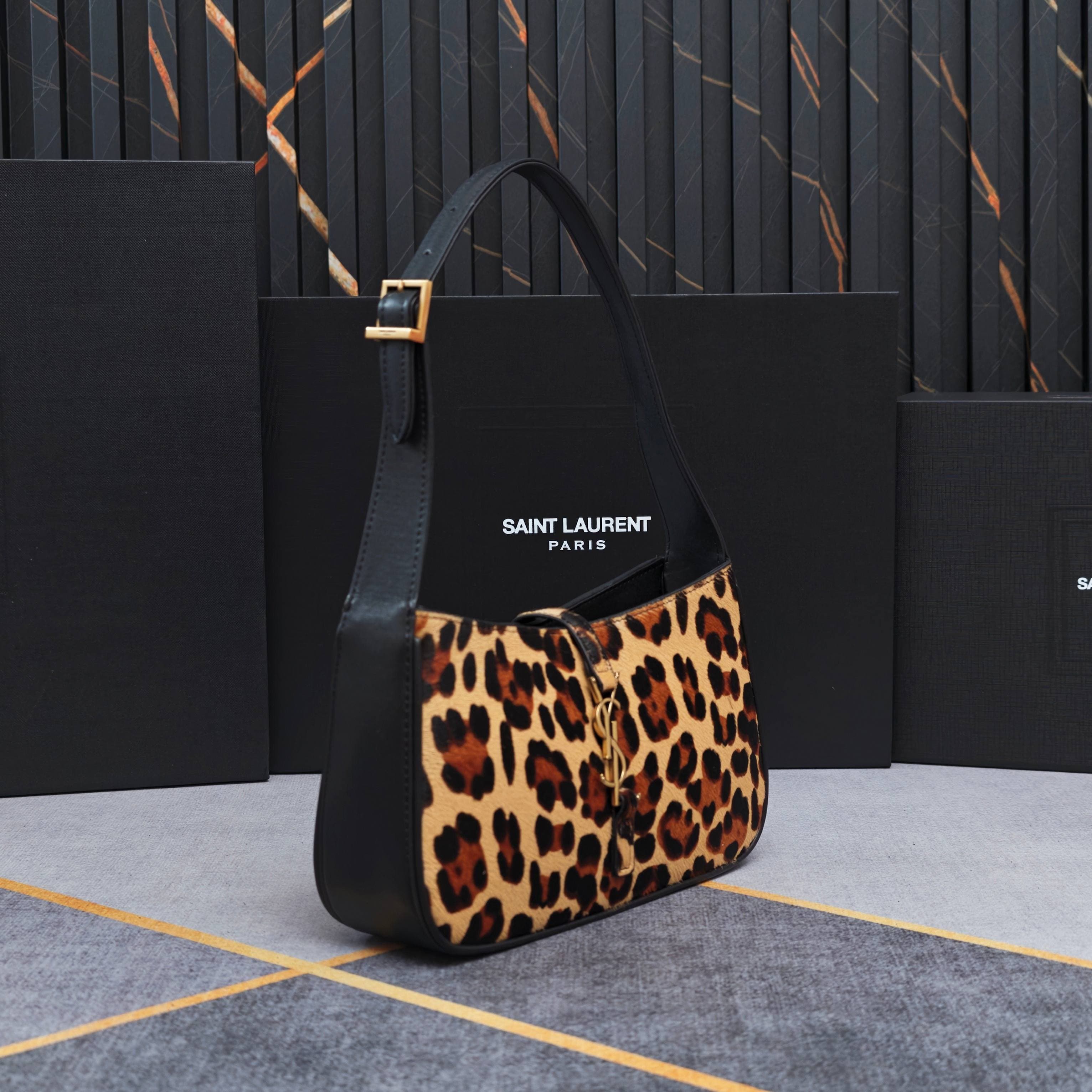 C8545 .657228 – Matte black lower cover, Le5A7 Bag. Highly recommended! One of this year’s best bags! Simple design with a metal logo; adjustable shoulder strap. Elegant and sophisticated in appearance. Lightweight and easy to combine with other items. It — image 2