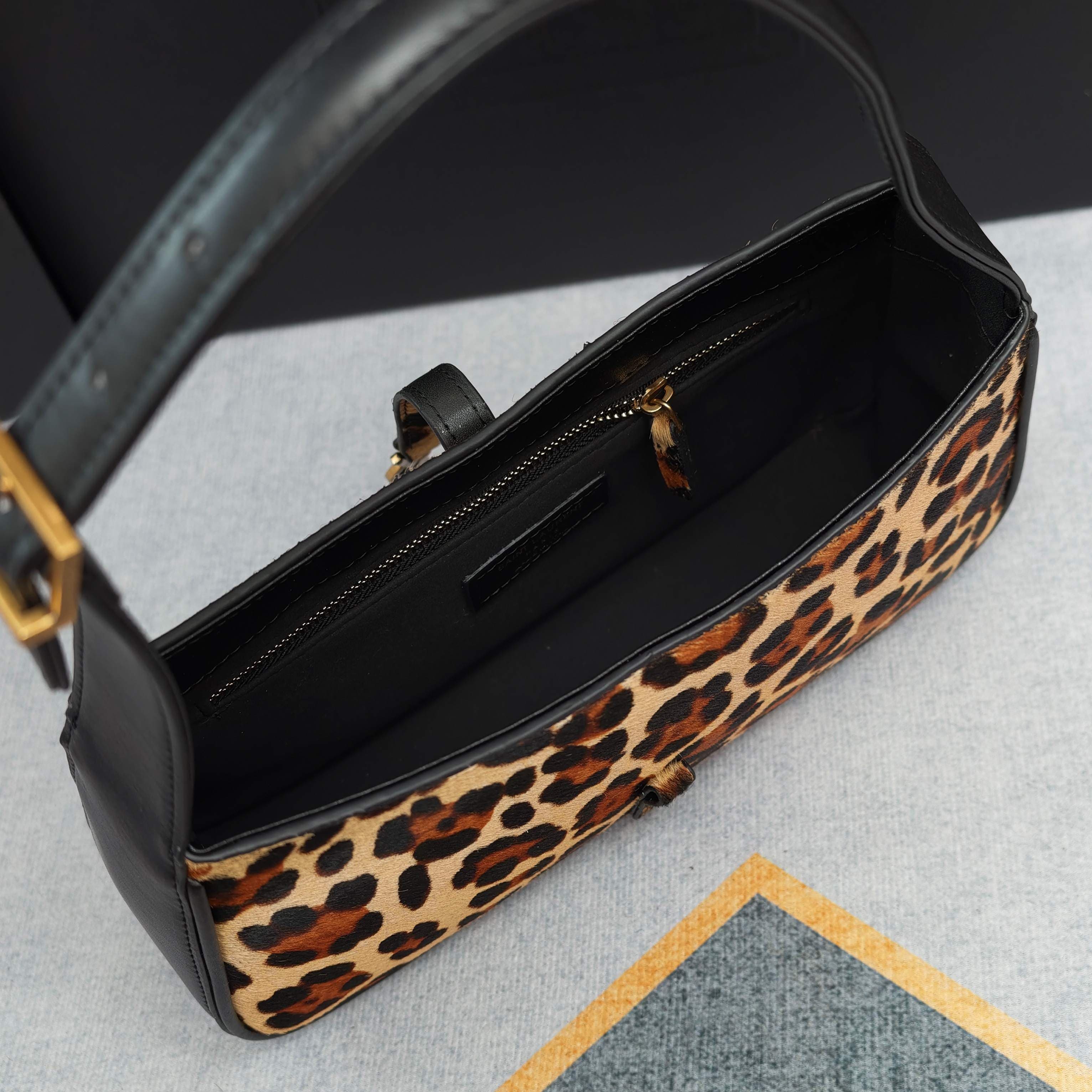 C8545 .657228 – Matte black lower cover, Le5A7 Bag. Highly recommended! One of this year’s best bags! Simple design with a metal logo; adjustable shoulder strap. Elegant and sophisticated in appearance. Lightweight and easy to combine with other items. It — image 8