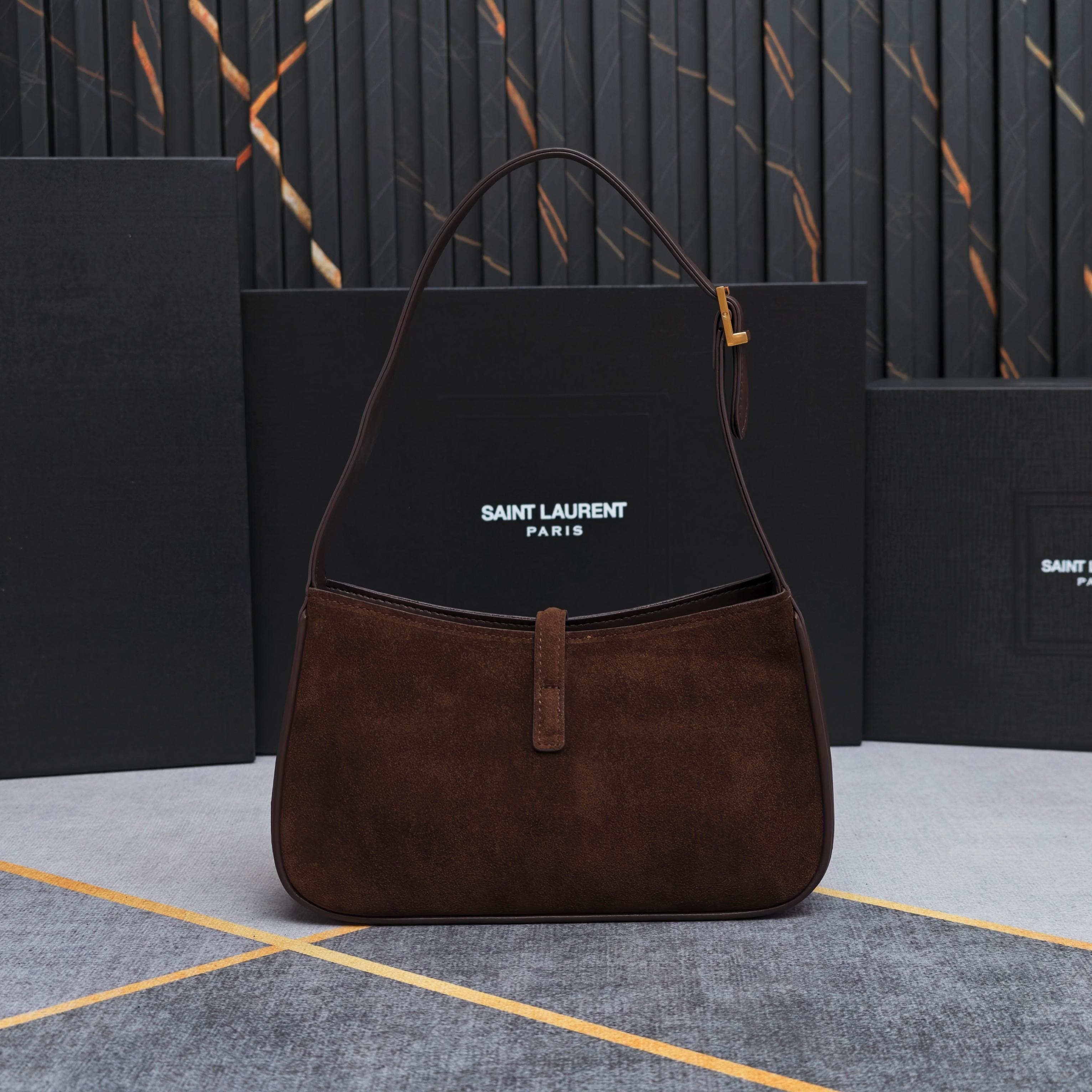 C8544 .657228 – Matte black lower cover, Le5A7 Bag. Highly recommended! One of this year’s best bags! Simple design with a metal logo; adjustable shoulder strap. Elegant and sophisticated in appearance. Lightweight and easy to pair with other items. Absol — image 3