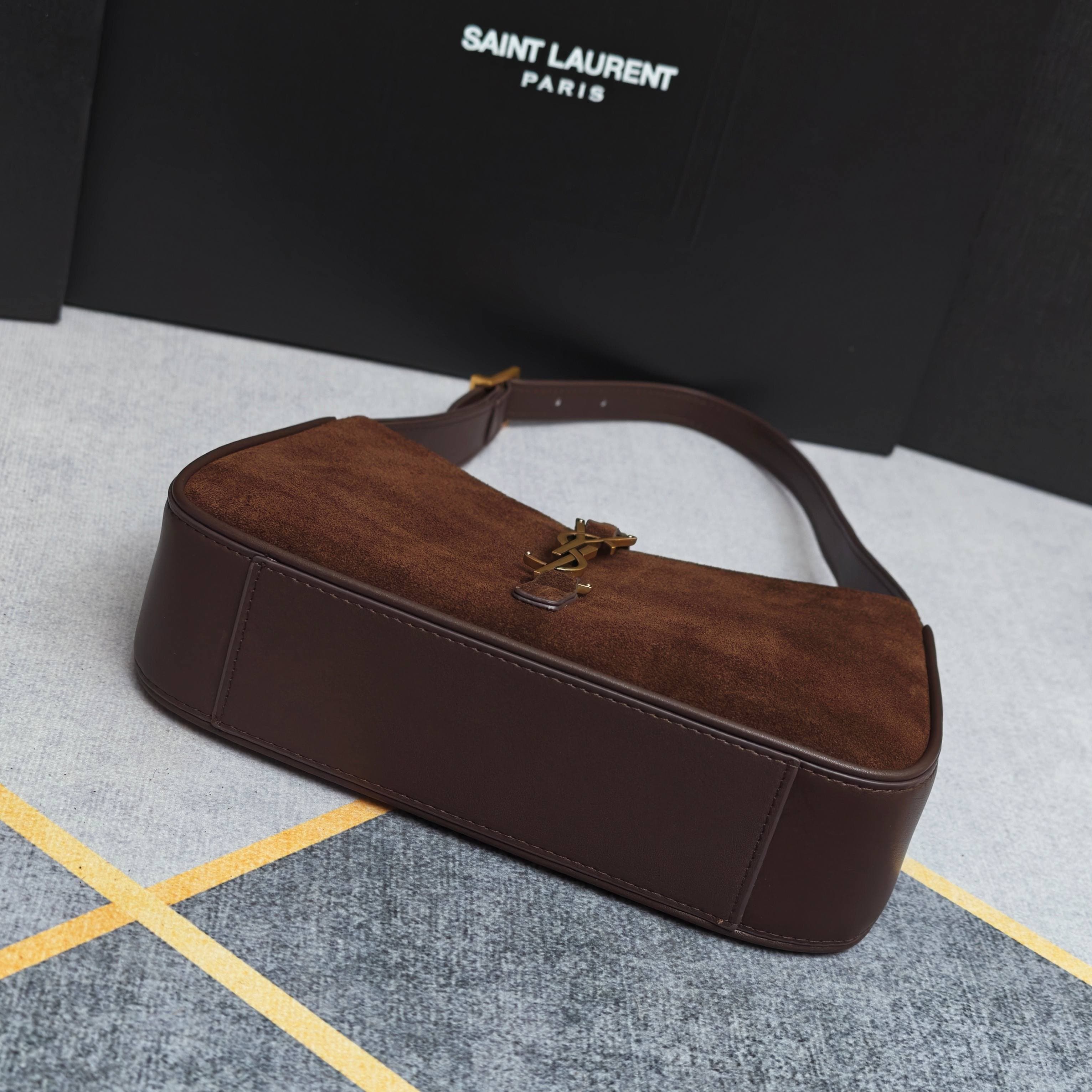 C8544 .657228 – Matte black lower cover, Le5A7 Bag. Highly recommended! One of this year’s best bags! Simple design with a metal logo; adjustable shoulder strap. Elegant and sophisticated in appearance. Lightweight and easy to pair with other items. Absol — image 4