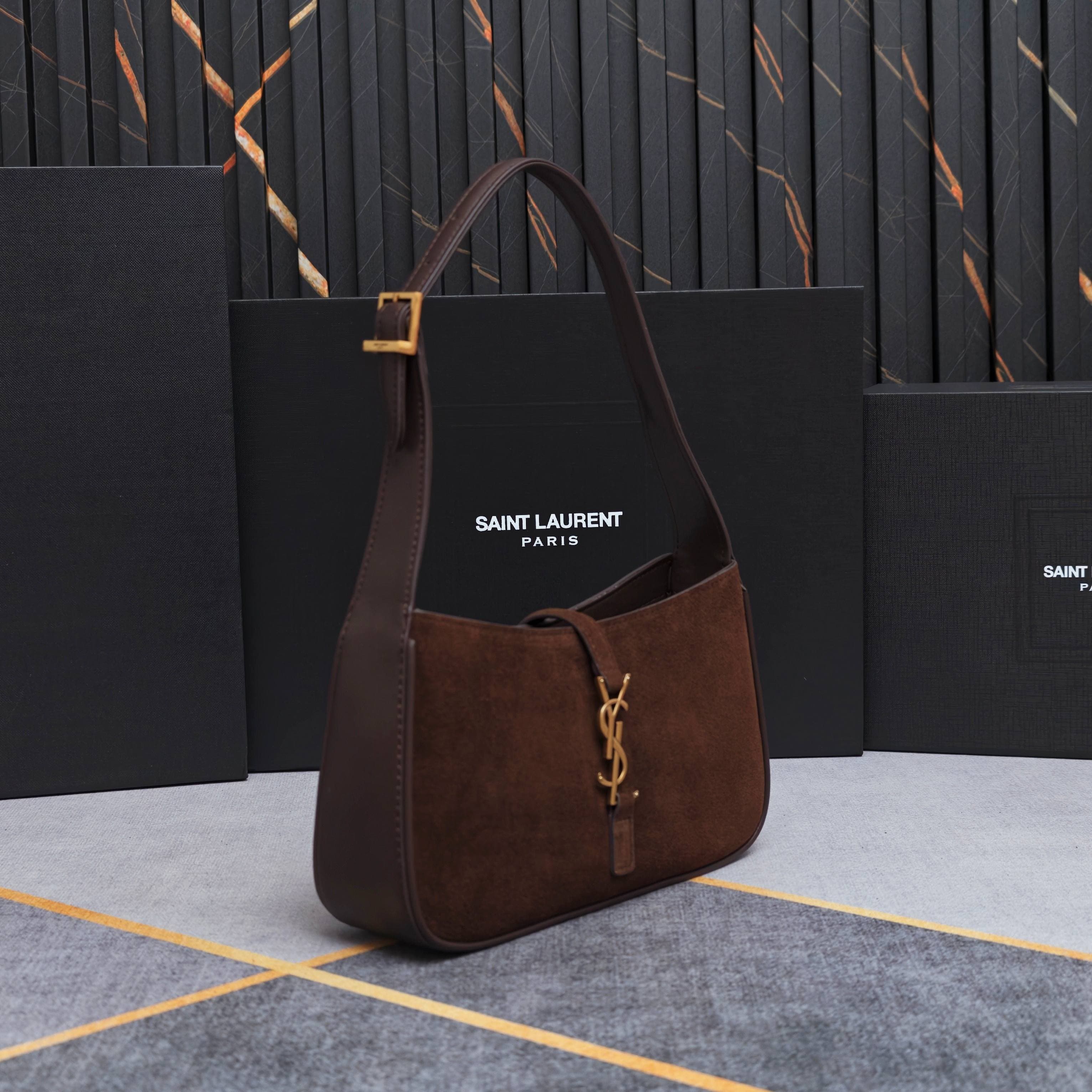 C8544 .657228 – Matte black lower cover, Le5A7 Bag. Highly recommended! One of this year’s best bags! Simple design with a metal logo; adjustable shoulder strap. Elegant and sophisticated in appearance. Lightweight and easy to pair with other items. Absol — image 2