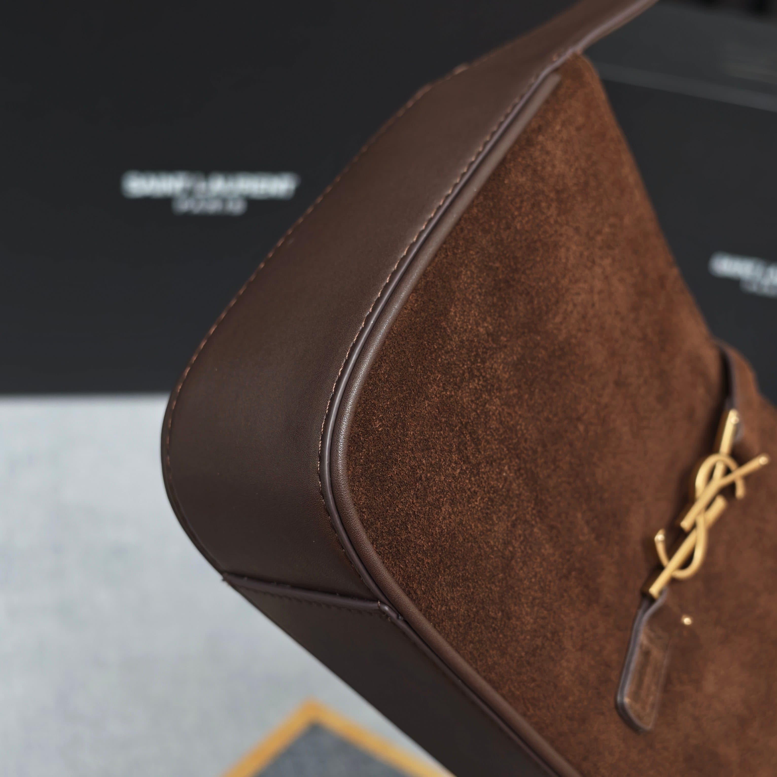 C8544 .657228 – Matte black lower cover, Le5A7 Bag. Highly recommended! One of this year’s best bags! Simple design with a metal logo; adjustable shoulder strap. Elegant and sophisticated in appearance. Lightweight and easy to pair with other items. Absol — image 6