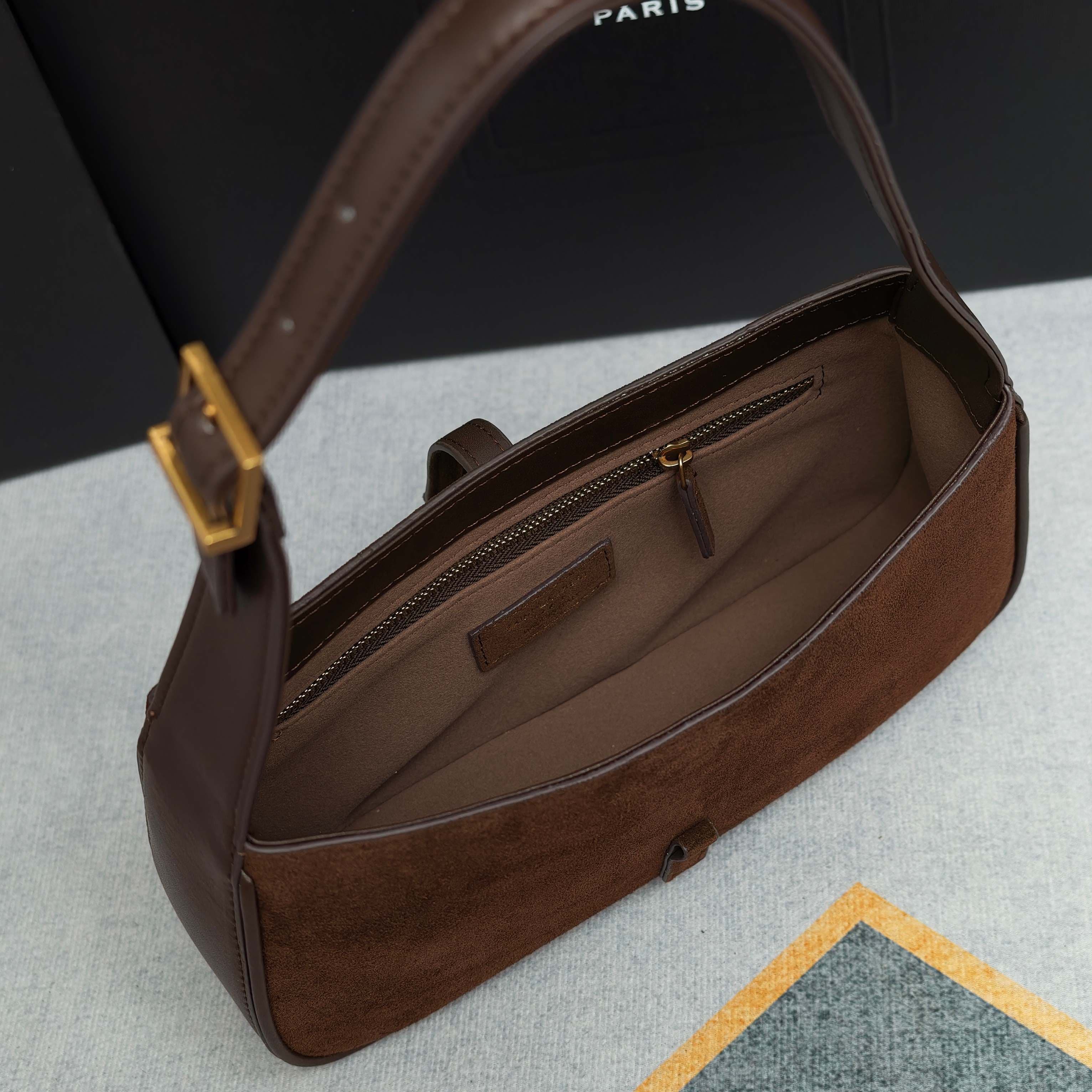 C8544 .657228 – Matte black lower cover, Le5A7 Bag. Highly recommended! One of this year’s best bags! Simple design with a metal logo; adjustable shoulder strap. Elegant and sophisticated in appearance. Lightweight and easy to pair with other items. Absol — image 8