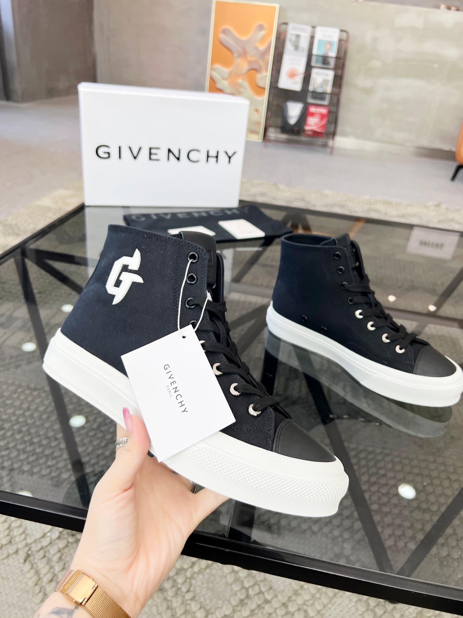 D9 real 💰   J  🔍 Top purchasing agents 🇮🇹 Ji Pao Street Couple 👫 New high top boots are coming, a super popular sports hot item in the counter. The original factory is equipped with Italian imported cowhide and fabric, with a classic appearance and a new  — image 4
