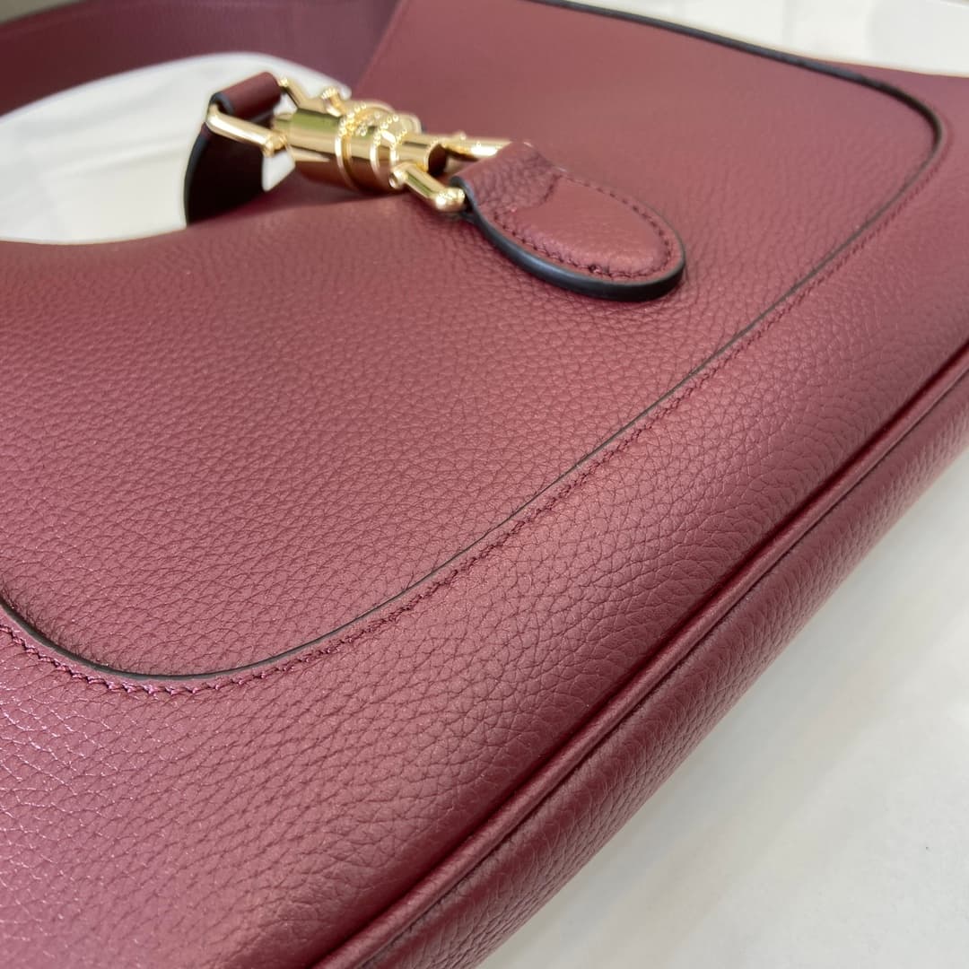 C4058 ‼️【New Product】2024 autumn/winter collection – a fresh interpretation of Gucci Jackie. The 1961 shoulder bag is made from high-quality Gucci Rosso Ancora leather. It features a new light gold-colored push-button closure, highlighting the exquisite c — image 7