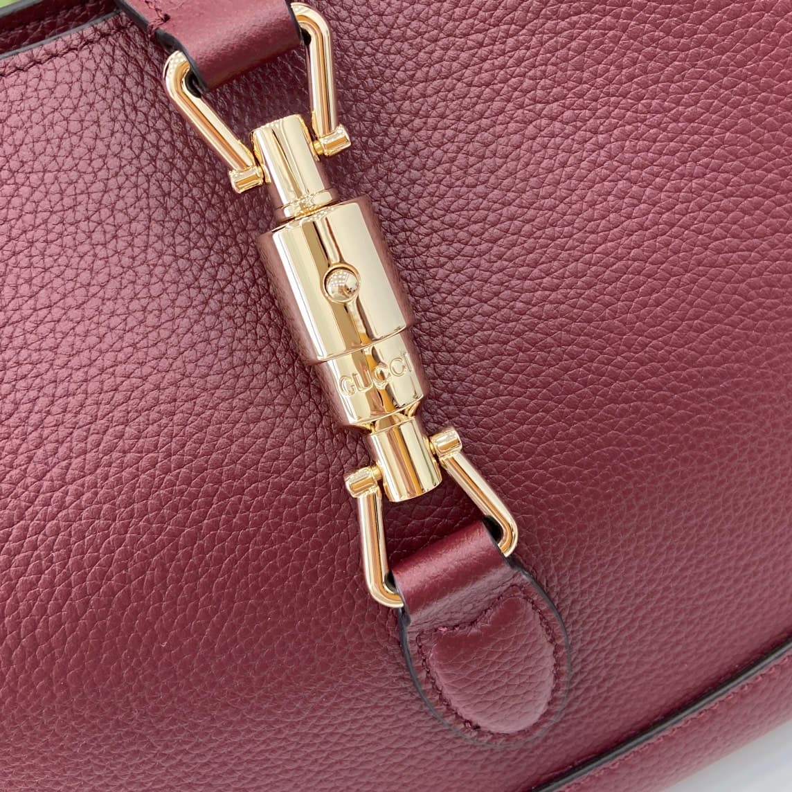 C4058 ‼️【New Product】2024 autumn/winter collection – a fresh interpretation of Gucci Jackie. The 1961 shoulder bag is made from high-quality Gucci Rosso Ancora leather. It features a new light gold-colored push-button closure, highlighting the exquisite c — image 4