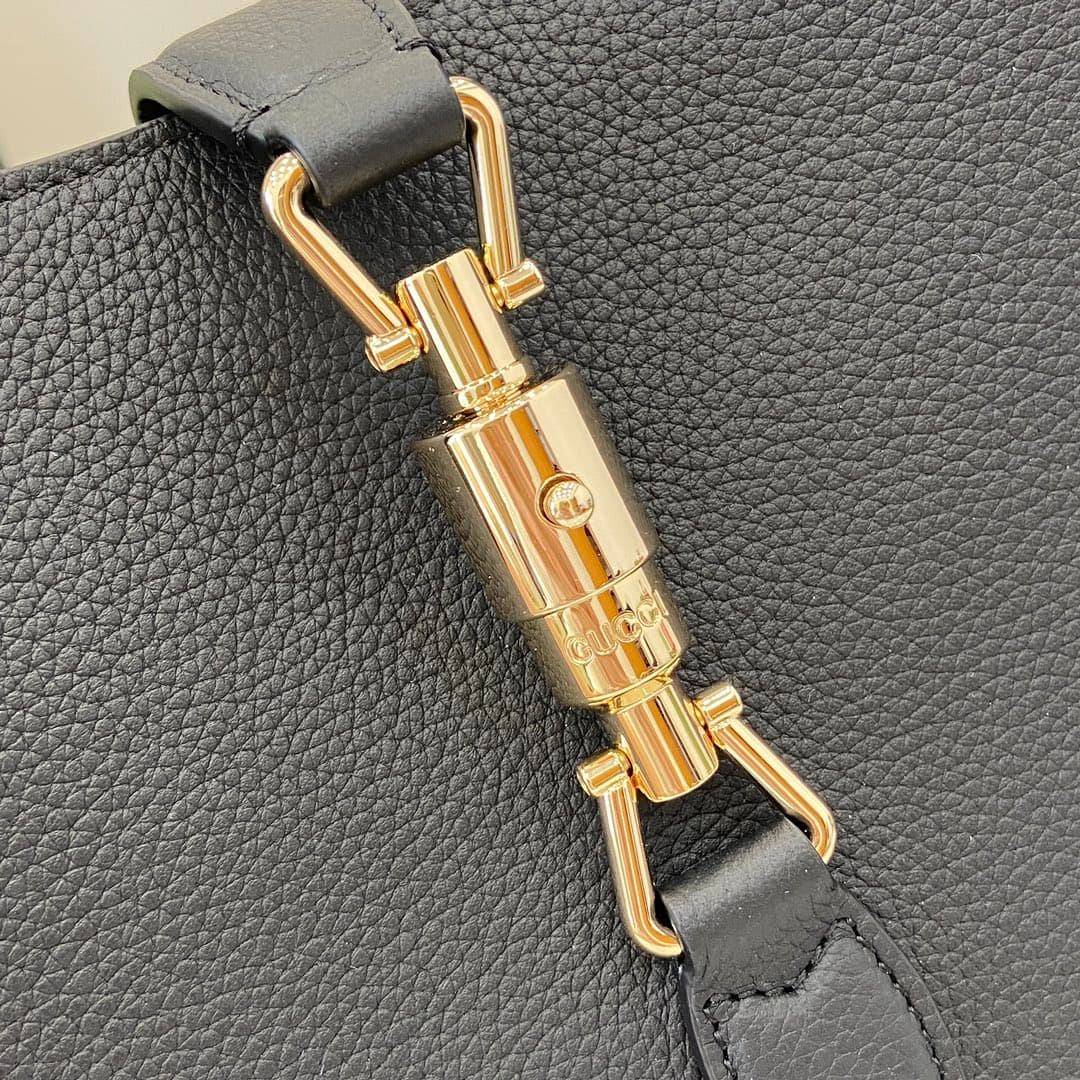 C4057 ‼️【New Product】2024 autumn/winter collection – a fresh interpretation of Gucci Jackie. The 1961 shoulder bag is made from high-quality Gucci Rosso Ancora leather. It features a new light gold-colored push-button closure, highlighting the brand’s exq — image 6
