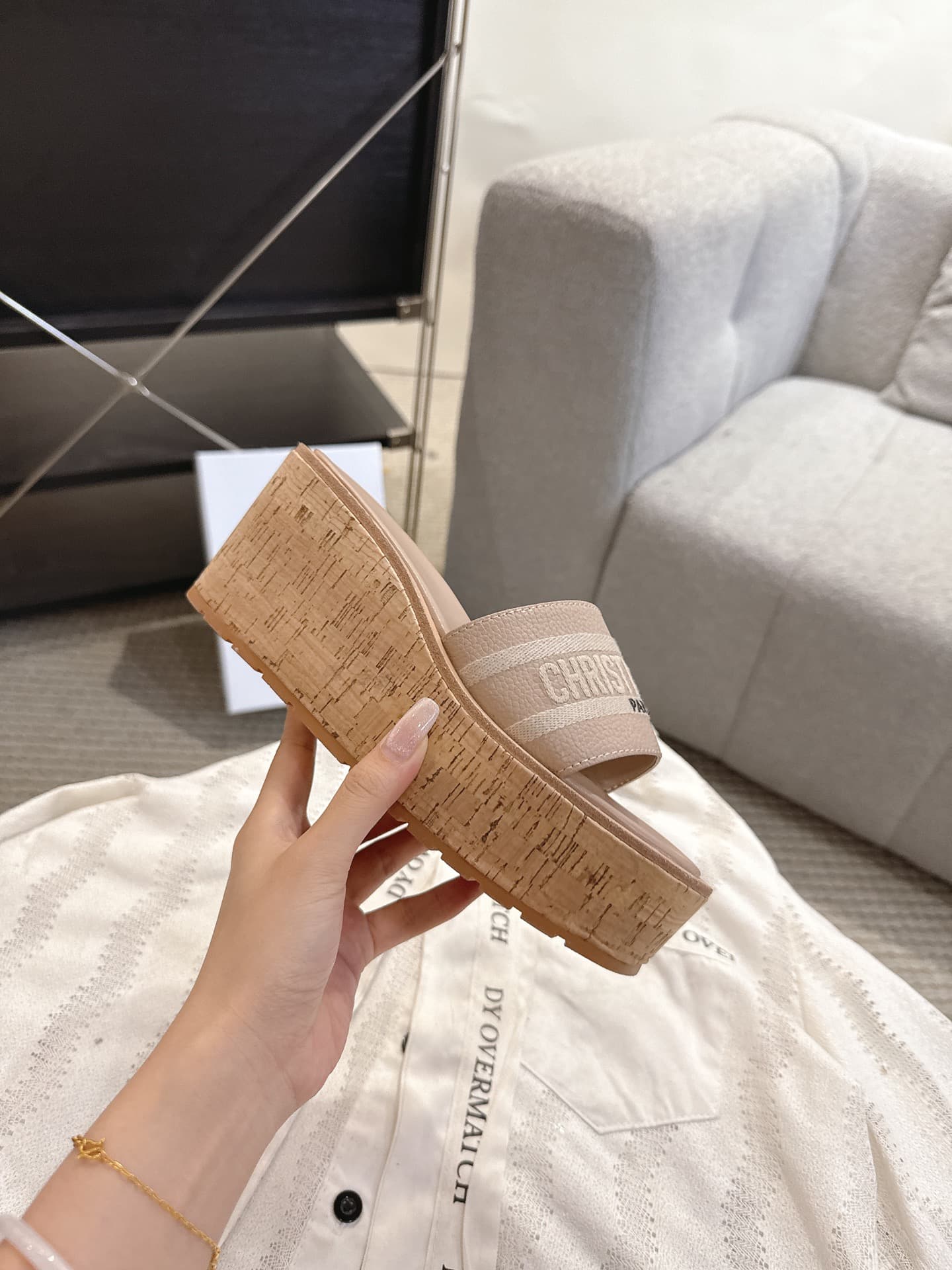 D5981 Dior Dior 2025 – New spring/summer shoes with jelly-colored heeled design. Features a CD logo embroidered in three-dimensional style, thick platform, round toe, and multi-color design. It’s a comfortable slipper. — image 3