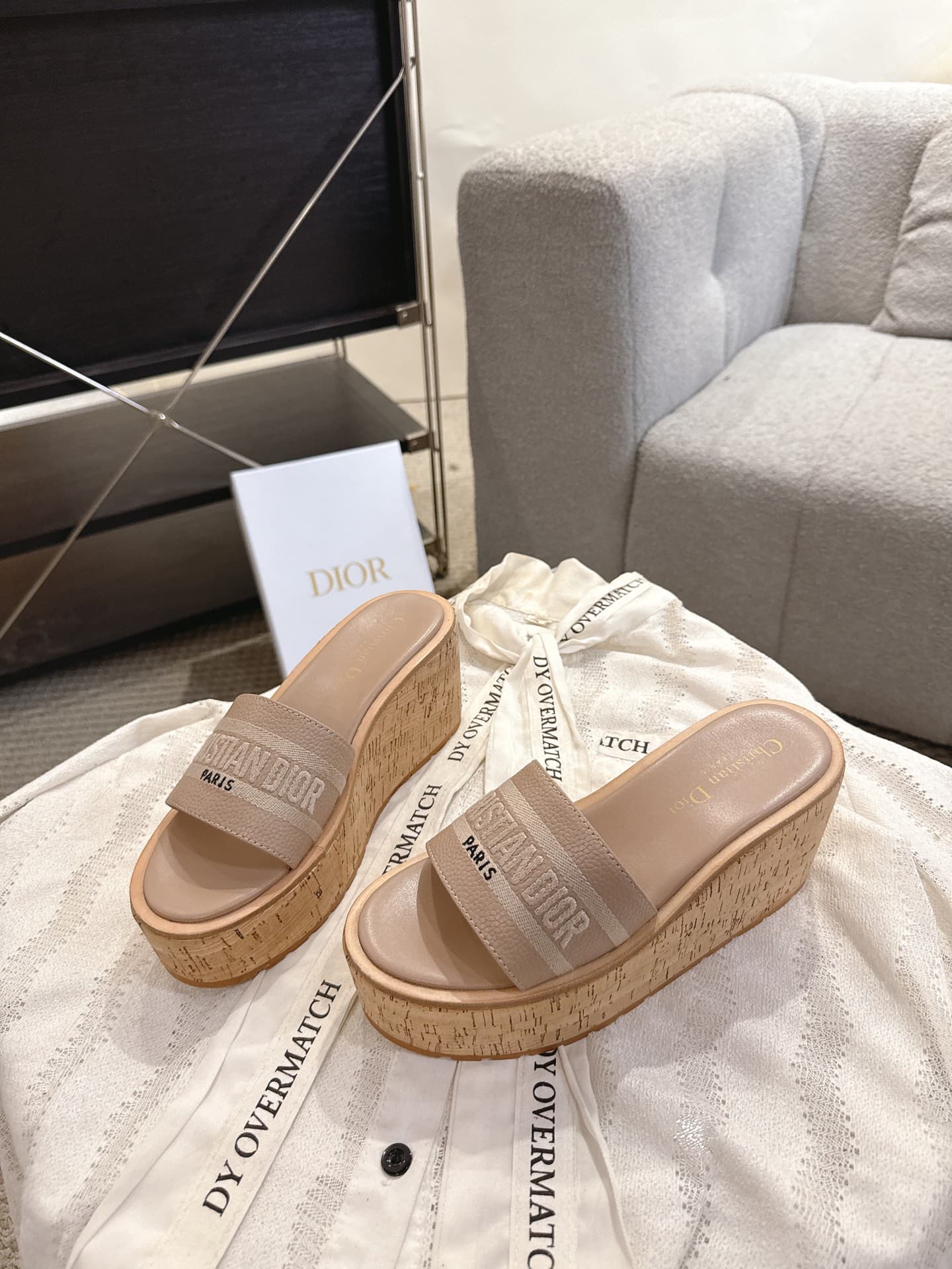 D5981 Dior Dior 2025 – New spring/summer shoes with jelly-colored heeled design. Features a CD logo embroidered in three-dimensional style, thick platform, round toe, and multi-color design. It’s a comfortable slipper. — image 8