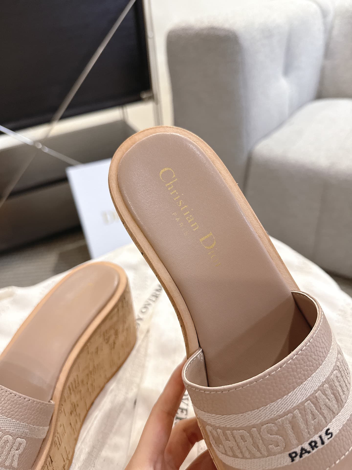 D5981 Dior Dior 2025 – New spring/summer shoes with jelly-colored heeled design. Features a CD logo embroidered in three-dimensional style, thick platform, round toe, and multi-color design. It’s a comfortable slipper. — image 4