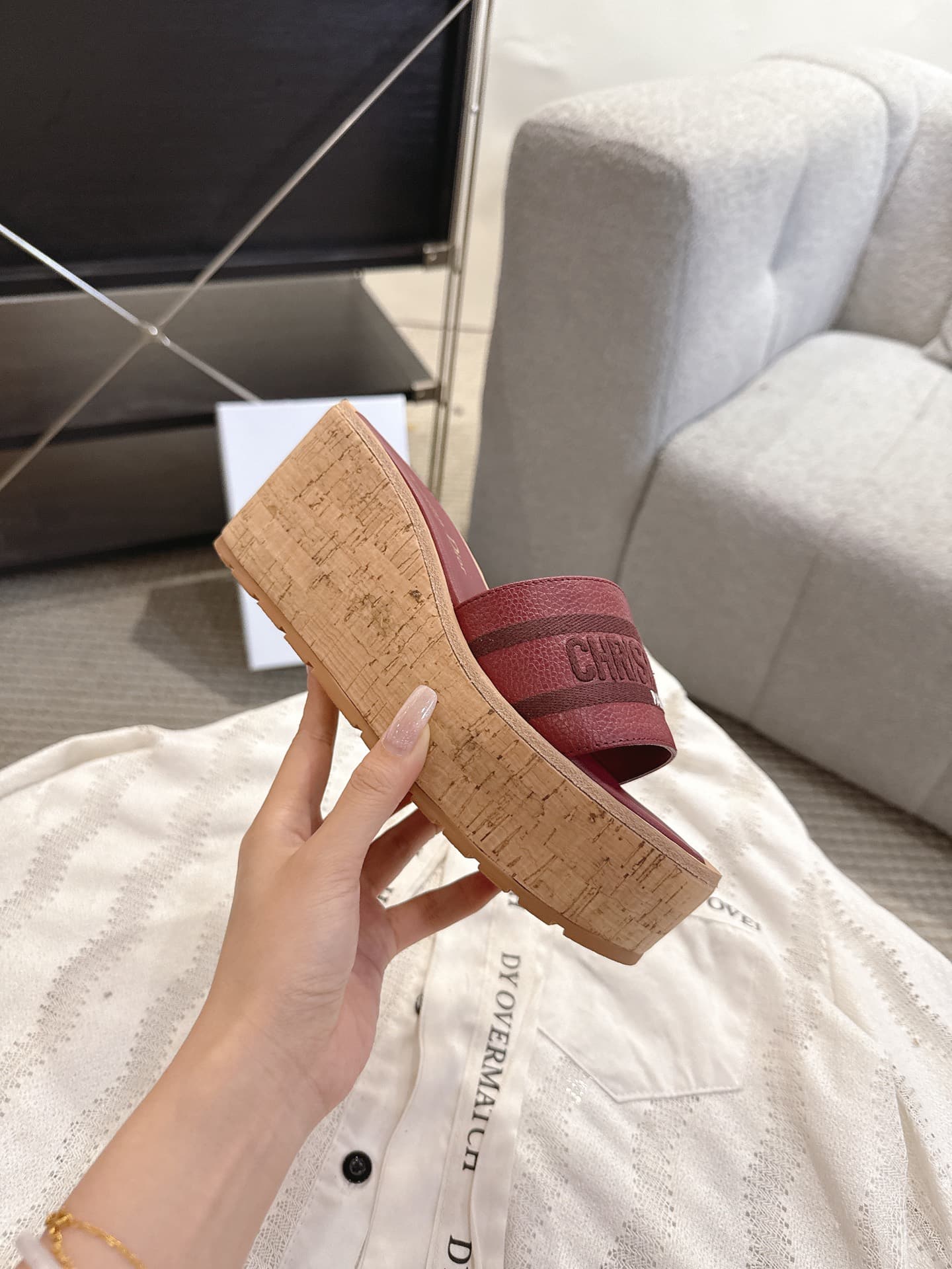 D5980 Dior Dior 2025 – New spring/summer shoes with jelly-colored platform soles. Features a three-dimensional embroidered “CD” logo, thick heel, round toe, and mixed-color toe-up slippers. — image 3