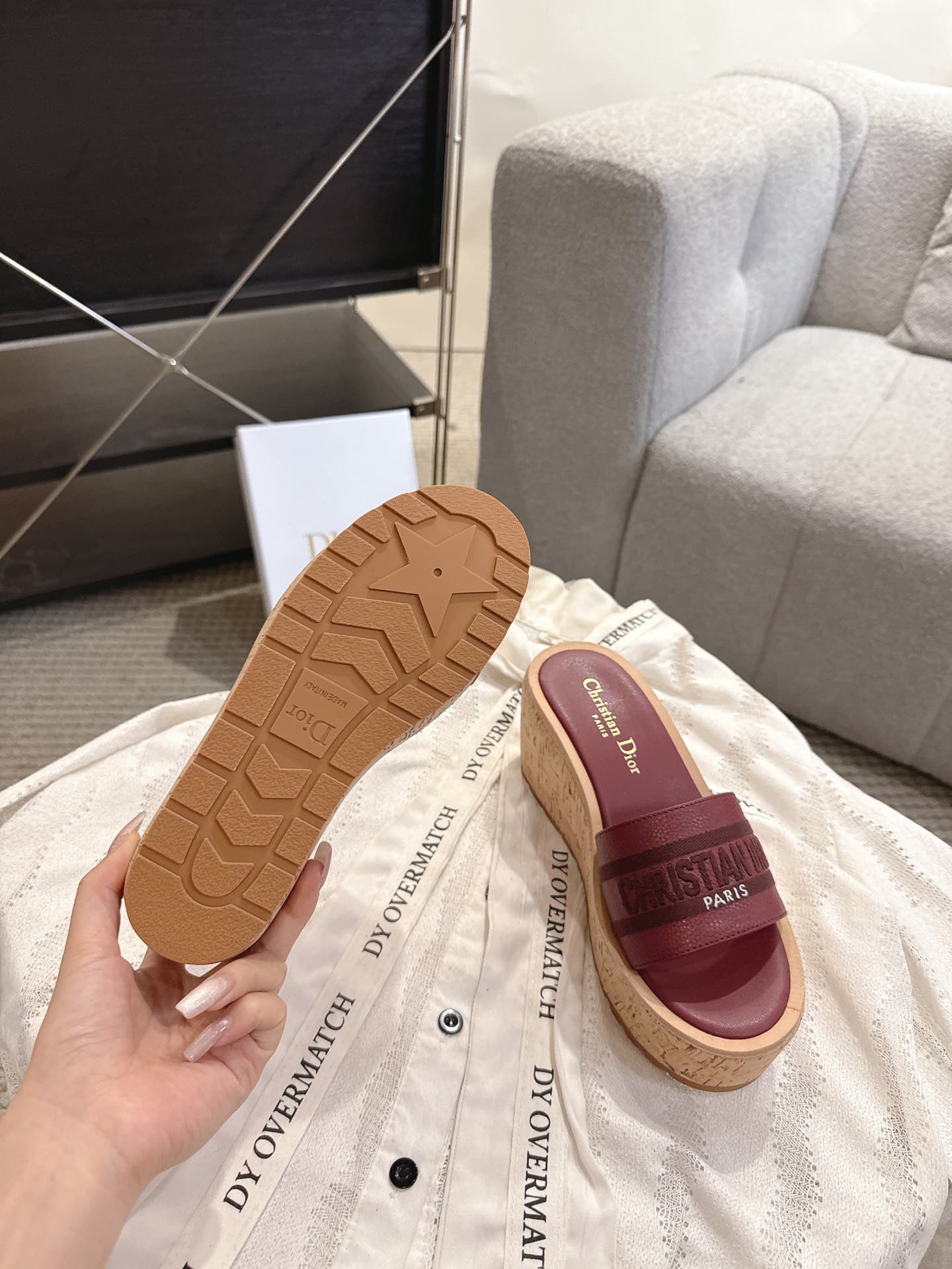 D5980 Dior Dior 2025 – New spring/summer shoes with jelly-colored platform soles. Features a three-dimensional embroidered “CD” logo, thick heel, round toe, and mixed-color toe-up slippers. — image 6