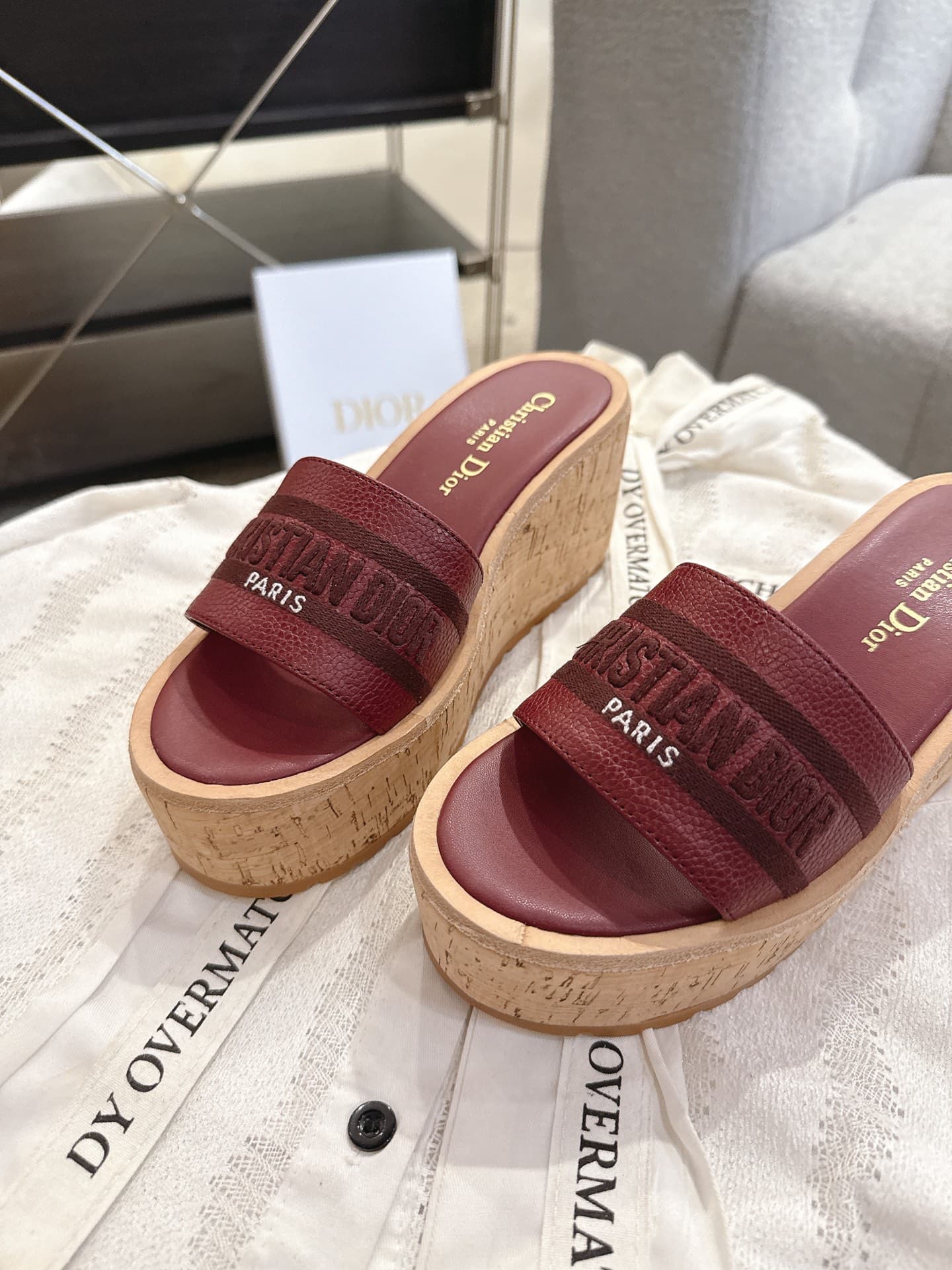 D5980 Dior Dior 2025 – New spring/summer shoes with jelly-colored platform soles. Features a three-dimensional embroidered “CD” logo, thick heel, round toe, and mixed-color toe-up slippers. — image 4