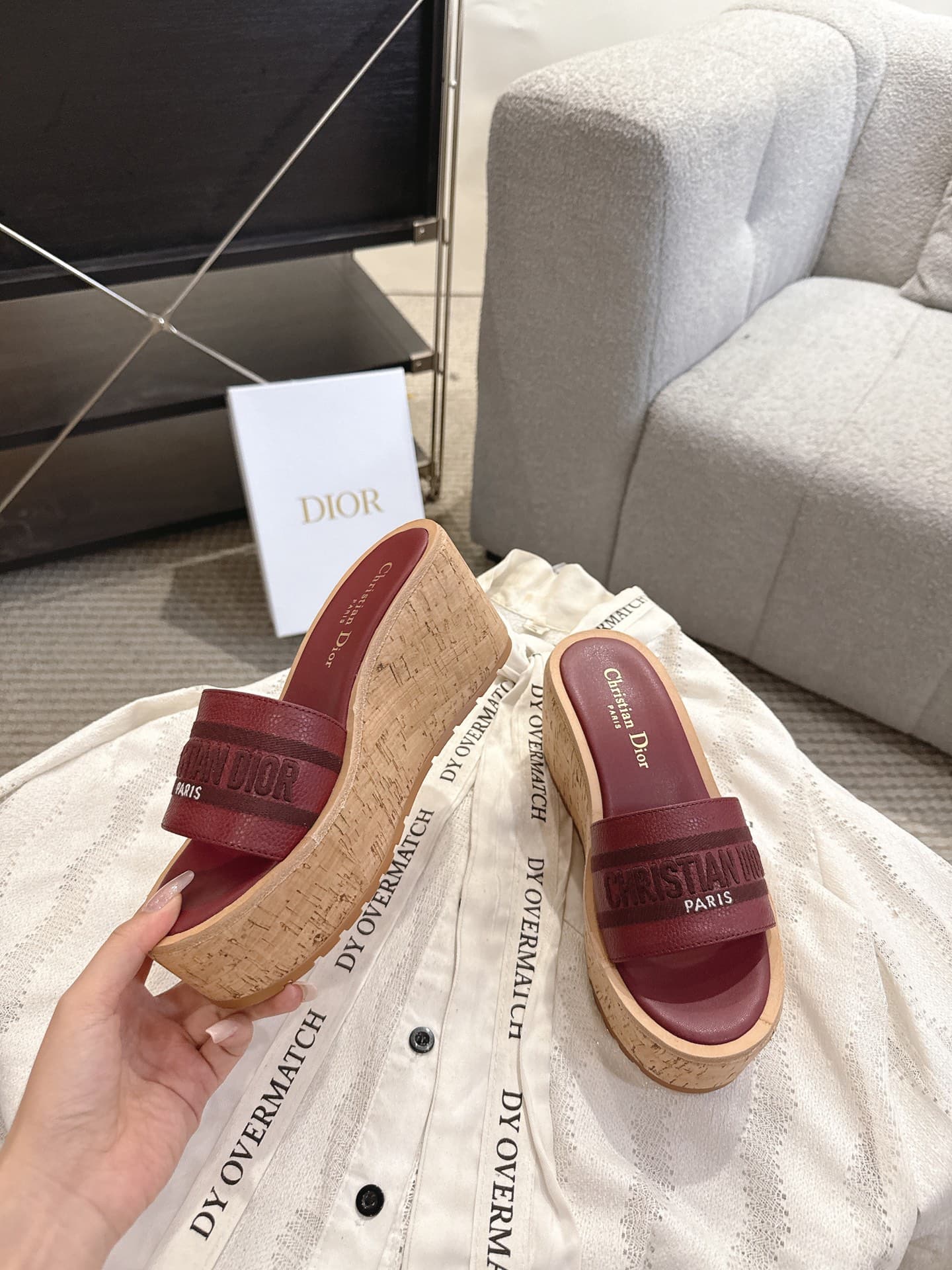 D5980 Dior Dior 2025 – New spring/summer shoes with jelly-colored platform soles. Features a three-dimensional embroidered “CD” logo, thick heel, round toe, and mixed-color toe-up slippers. — image 2