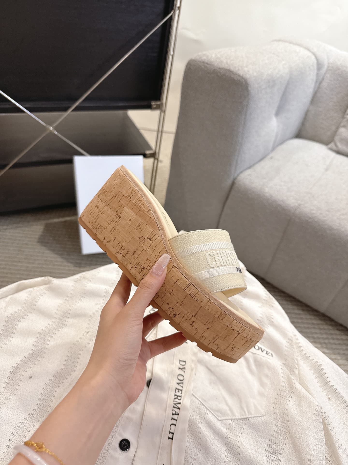 D5977 Dior Dior 2025 – New spring/summer shoes with jelly-colored heel design. Features a CD logo embroidered in three-dimensional style, thick soles, round toe, and multi-color design. It’s a stylish slipper shoe. — image 3