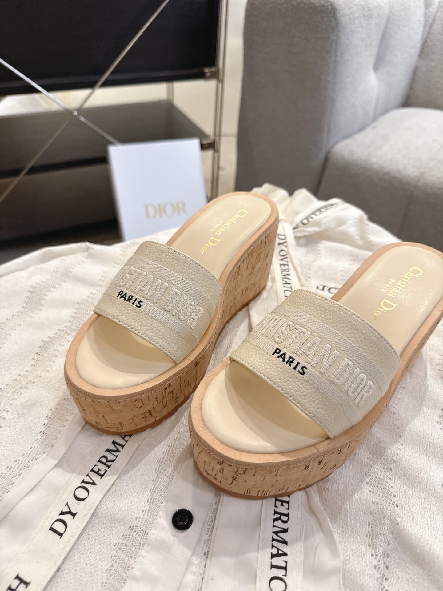 D5977 Dior Dior 2025 – New spring/summer shoes with jelly-colored heel design. Features a CD logo embroidered in three-dimensional style, thick soles, round toe, and multi-color design. It’s a stylish slipper shoe. — image 4