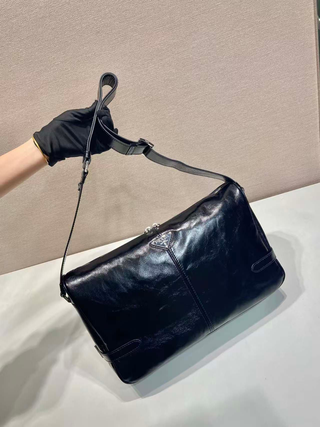 C6953 🎉 New oil-wax leather product🎉 2VH187 postman bag🎉🎉 — image 3