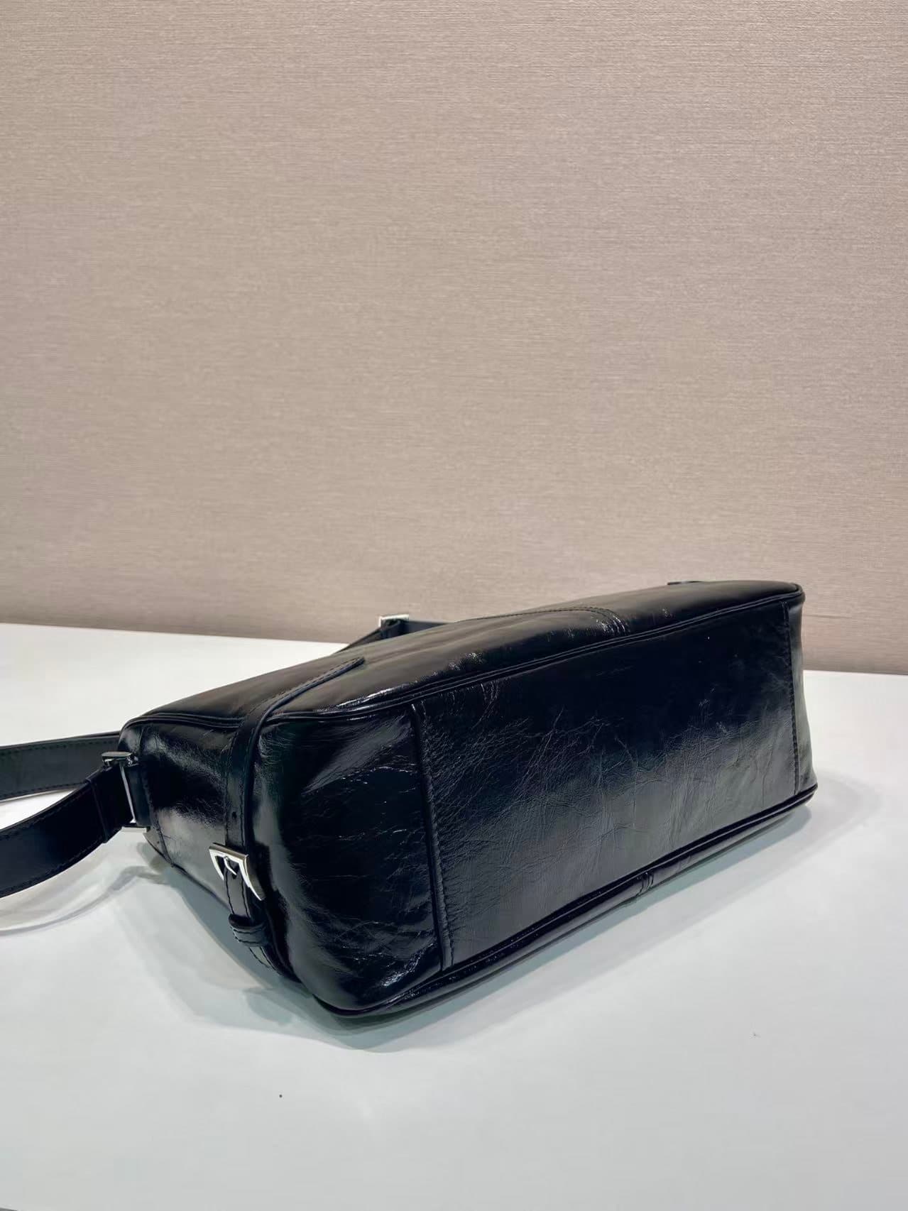C6953 🎉 New oil-wax leather product🎉 2VH187 postman bag🎉🎉 — image 6