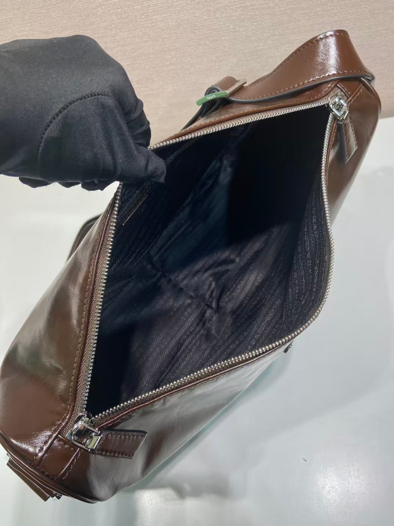 C6956 🎉 New oil-wax leather product🎉 2VH187 postman bag🎉🎉 — image 8