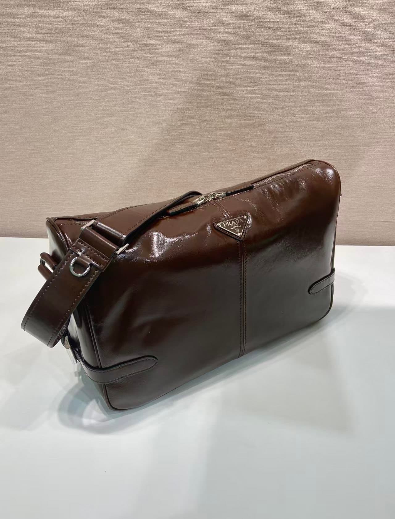 C6956 🎉 New oil-wax leather product🎉 2VH187 postman bag🎉🎉 — image 2