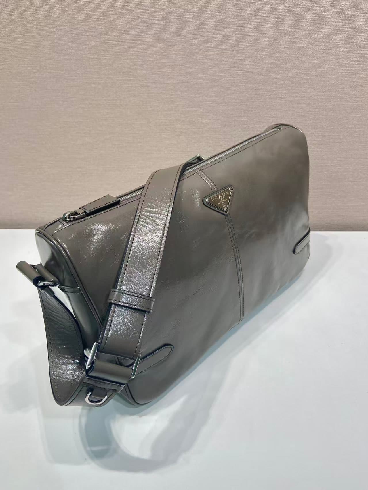 C6955 🎉 New oil-wax leather product🎉 2VH187 postman bag🎉🎉 — image 2