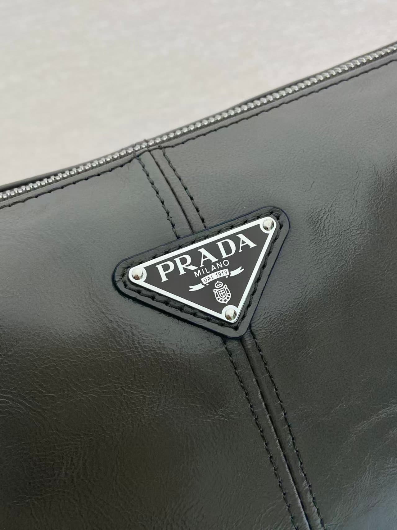 C6955 🎉 New oil-wax leather product🎉 2VH187 postman bag🎉🎉 — image 7