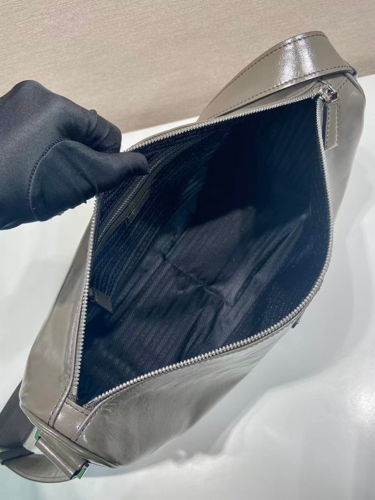 C6955 🎉 New oil-wax leather product🎉 2VH187 postman bag🎉🎉 — image 8