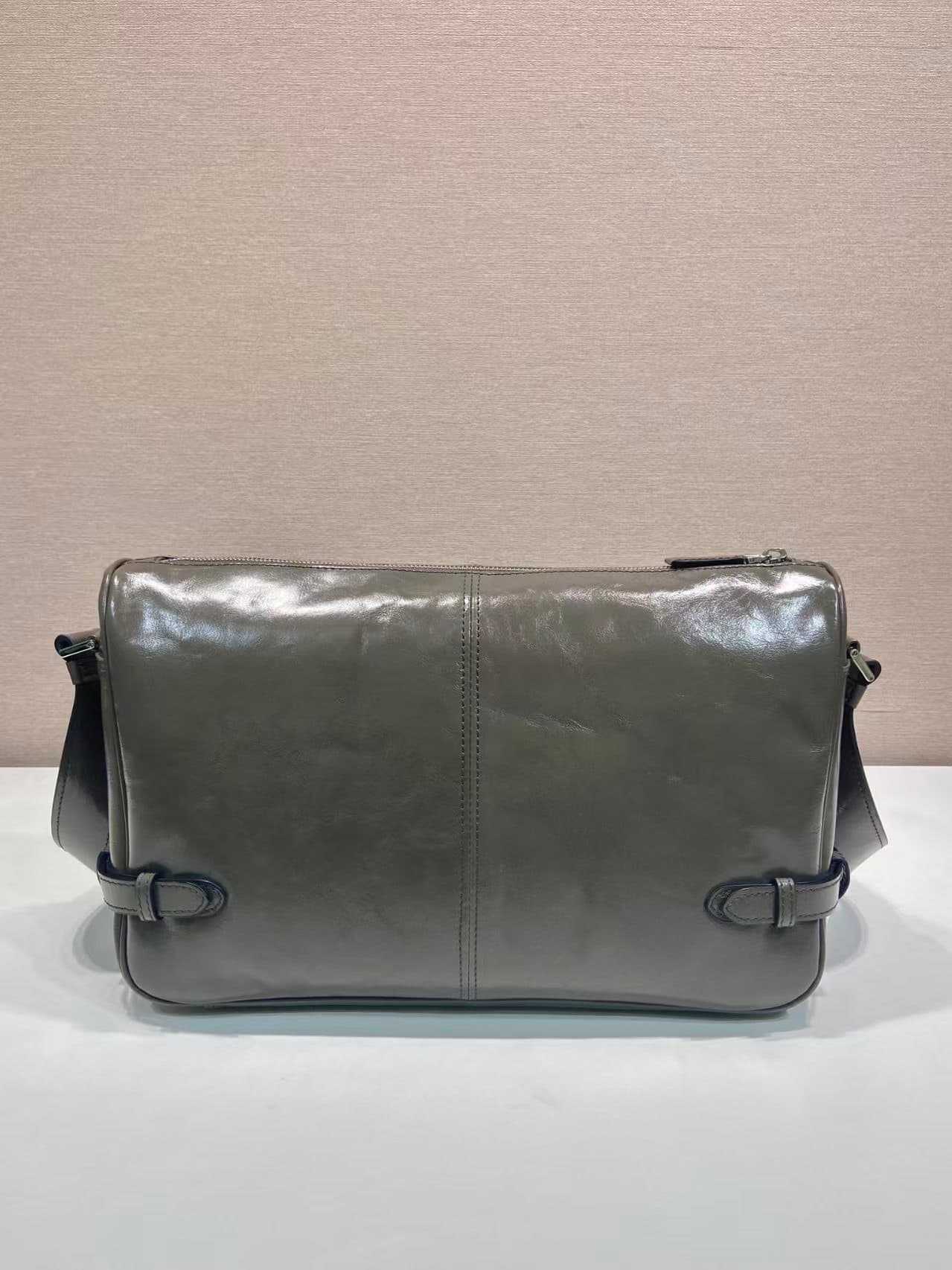 C6955 🎉 New oil-wax leather product🎉 2VH187 postman bag🎉🎉 — image 4