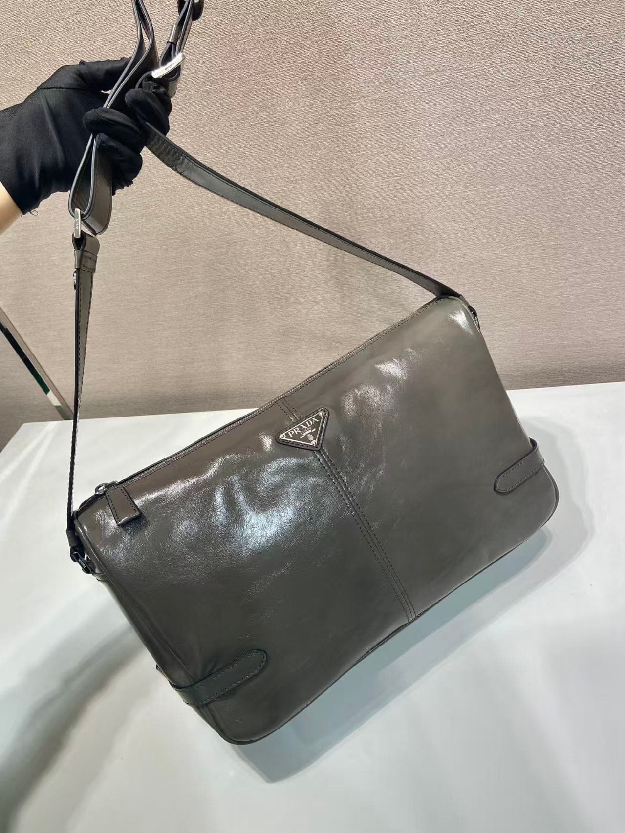 C6955 🎉 New oil-wax leather product🎉 2VH187 postman bag🎉🎉 — image 3