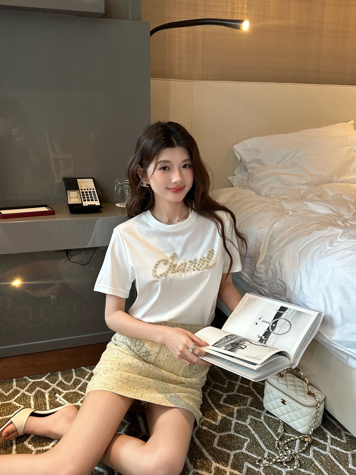 C18424 Chanel short-sleeve T-shirt with contrasting sequins – exudes a luxurious feel — image 8
